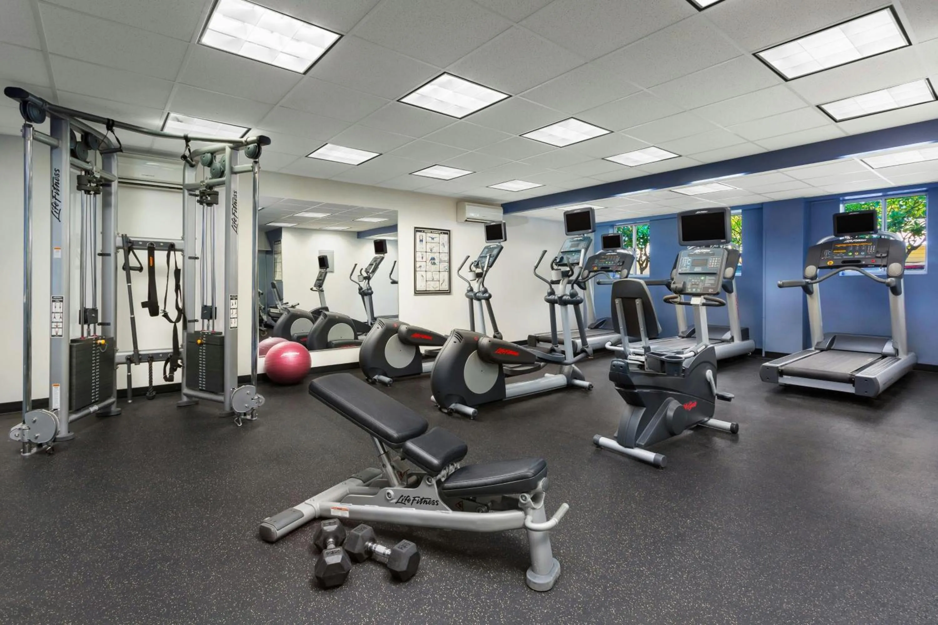 Fitness centre/facilities in Courtyard by Marriott Waikiki Beach