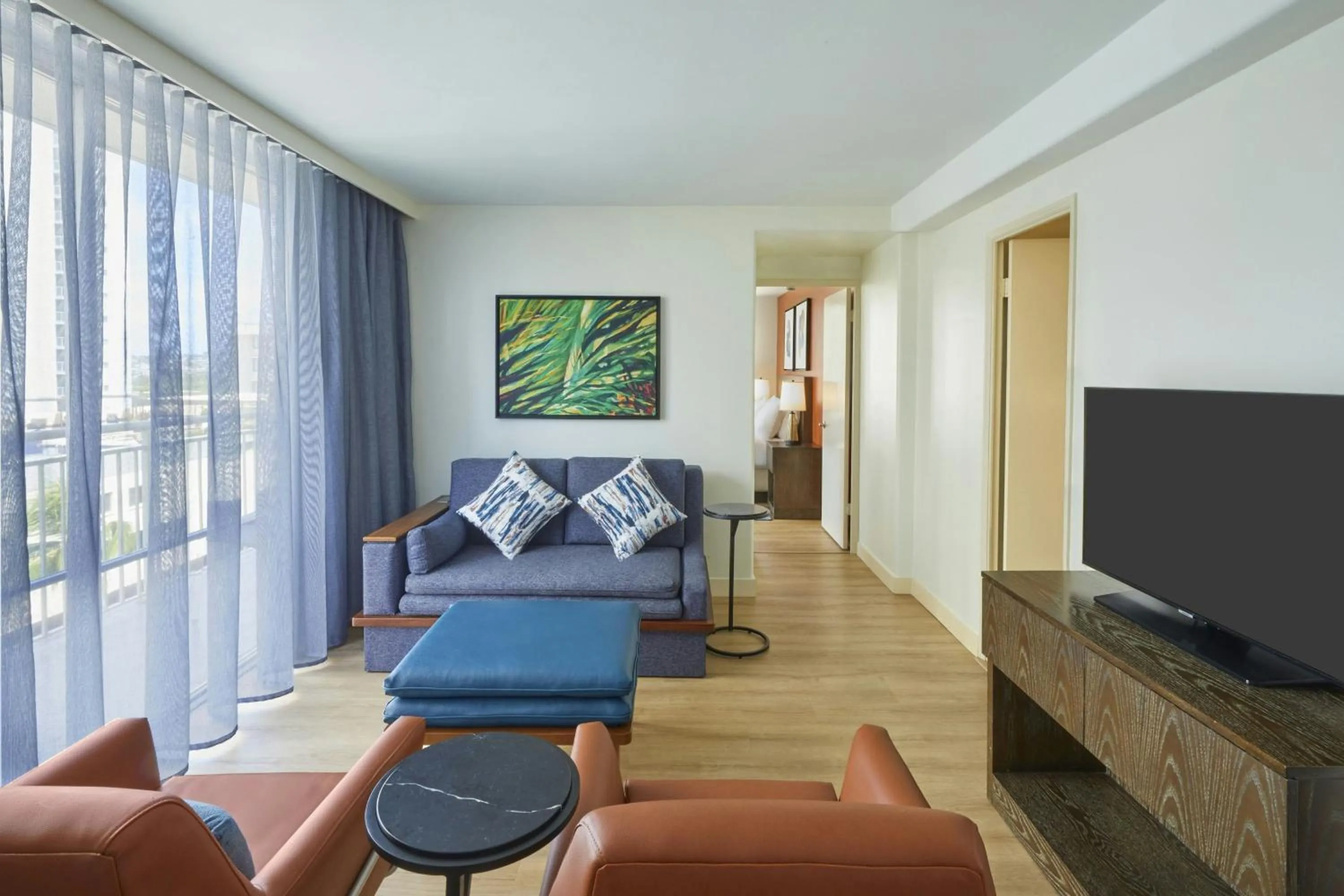 Living room in Courtyard by Marriott Waikiki Beach