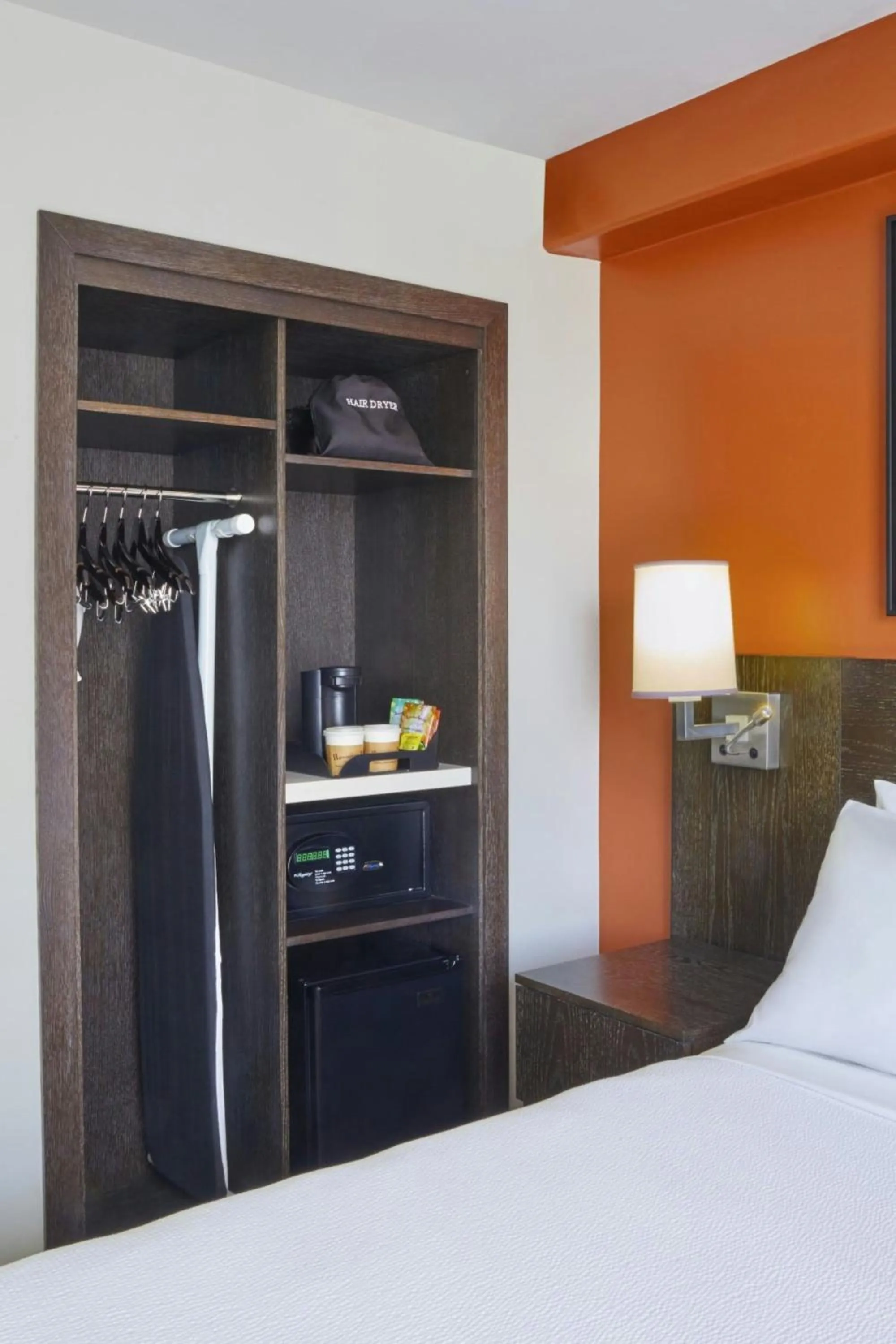 Photo of the whole room, Bed in Courtyard by Marriott Waikiki Beach