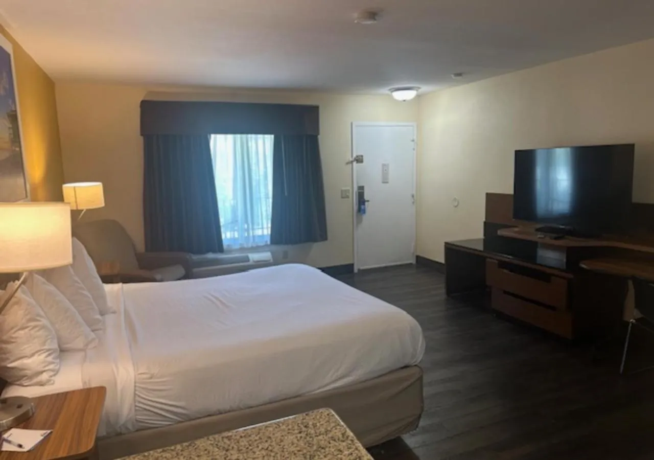 Bedroom, Bed in Days Inn by Wyndham Mission Valley-SDSU