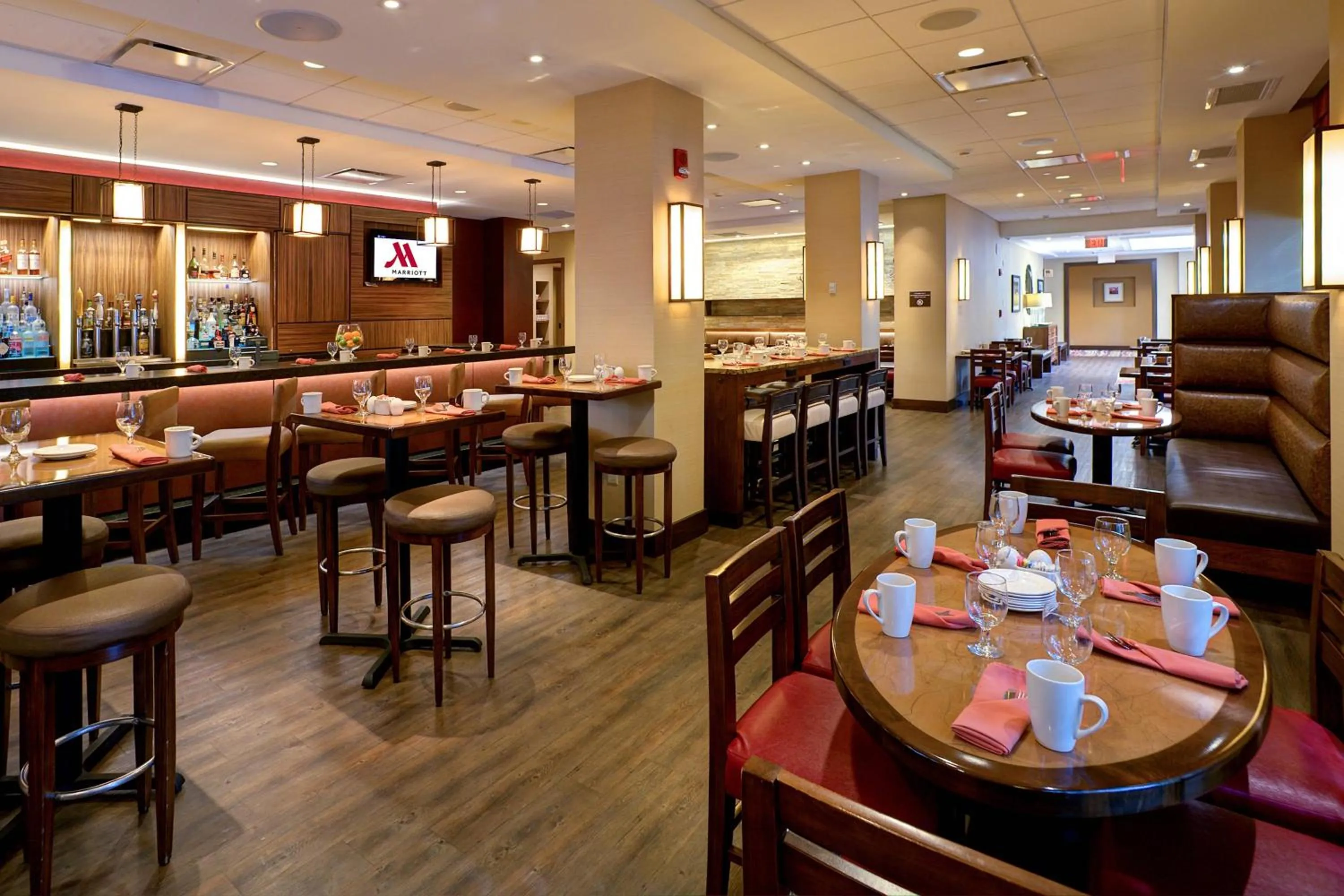 Lounge or bar in Houston Marriott North