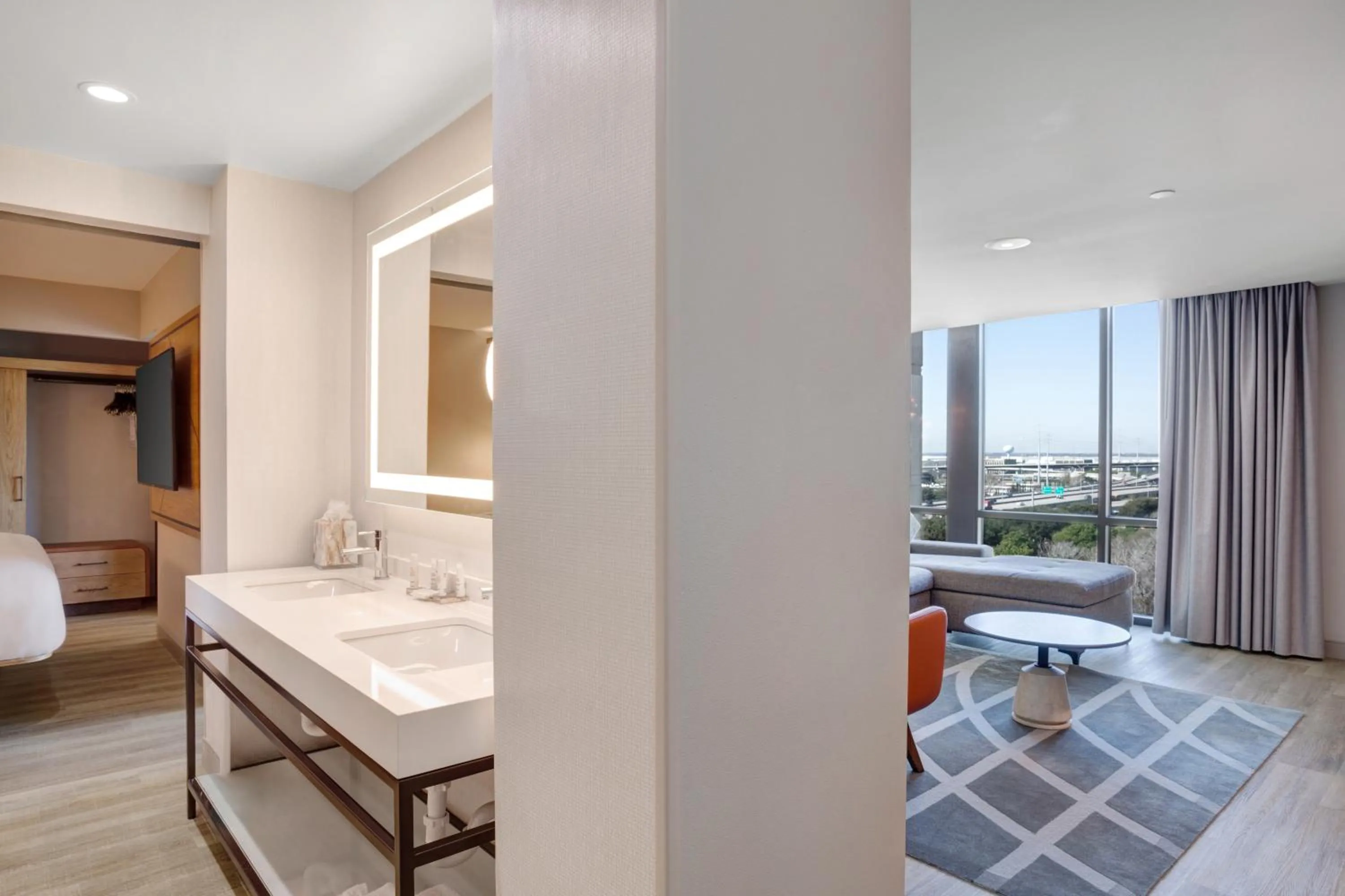 Property building, Bed in Houston Marriott North