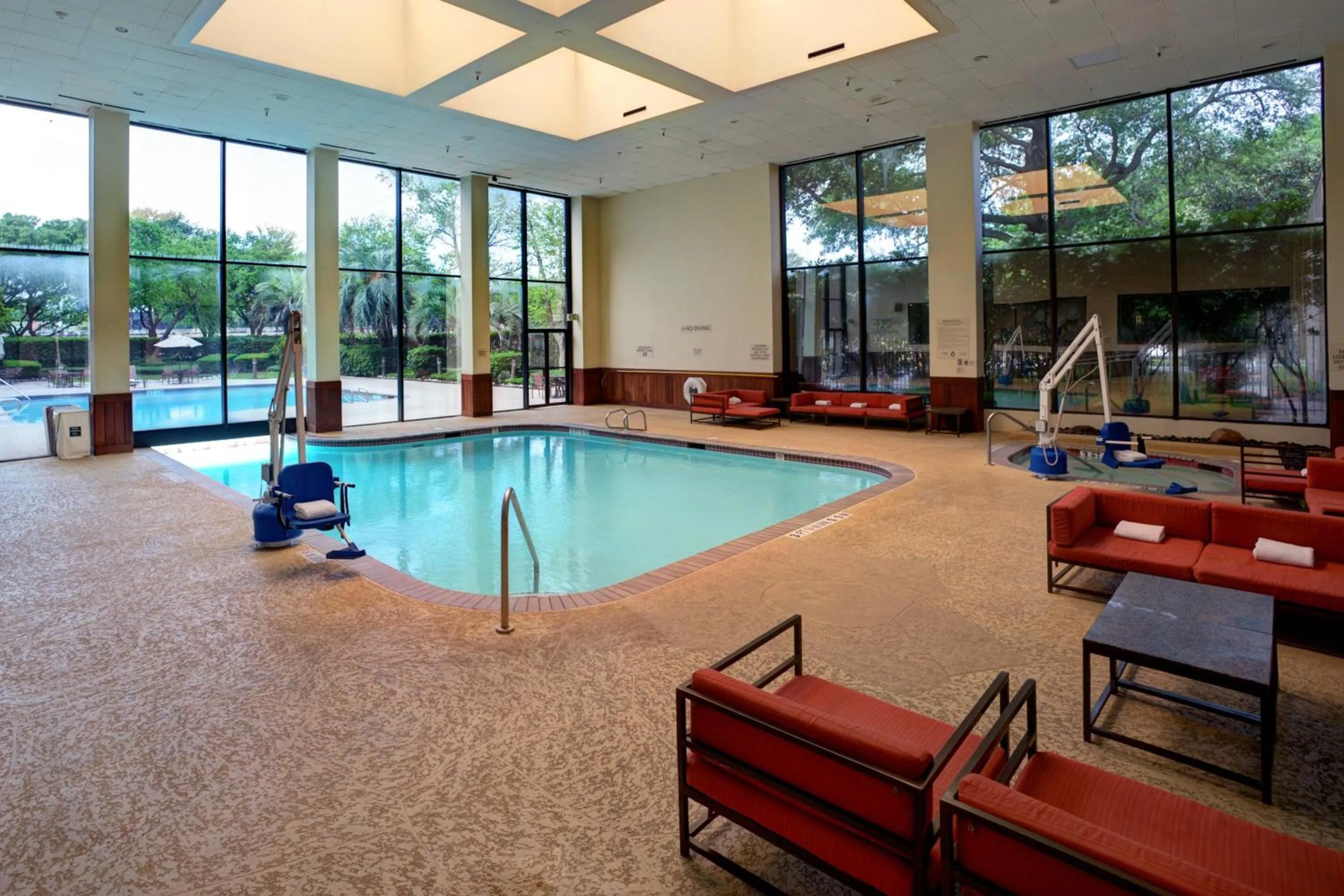 Swimming pool in Houston Marriott North