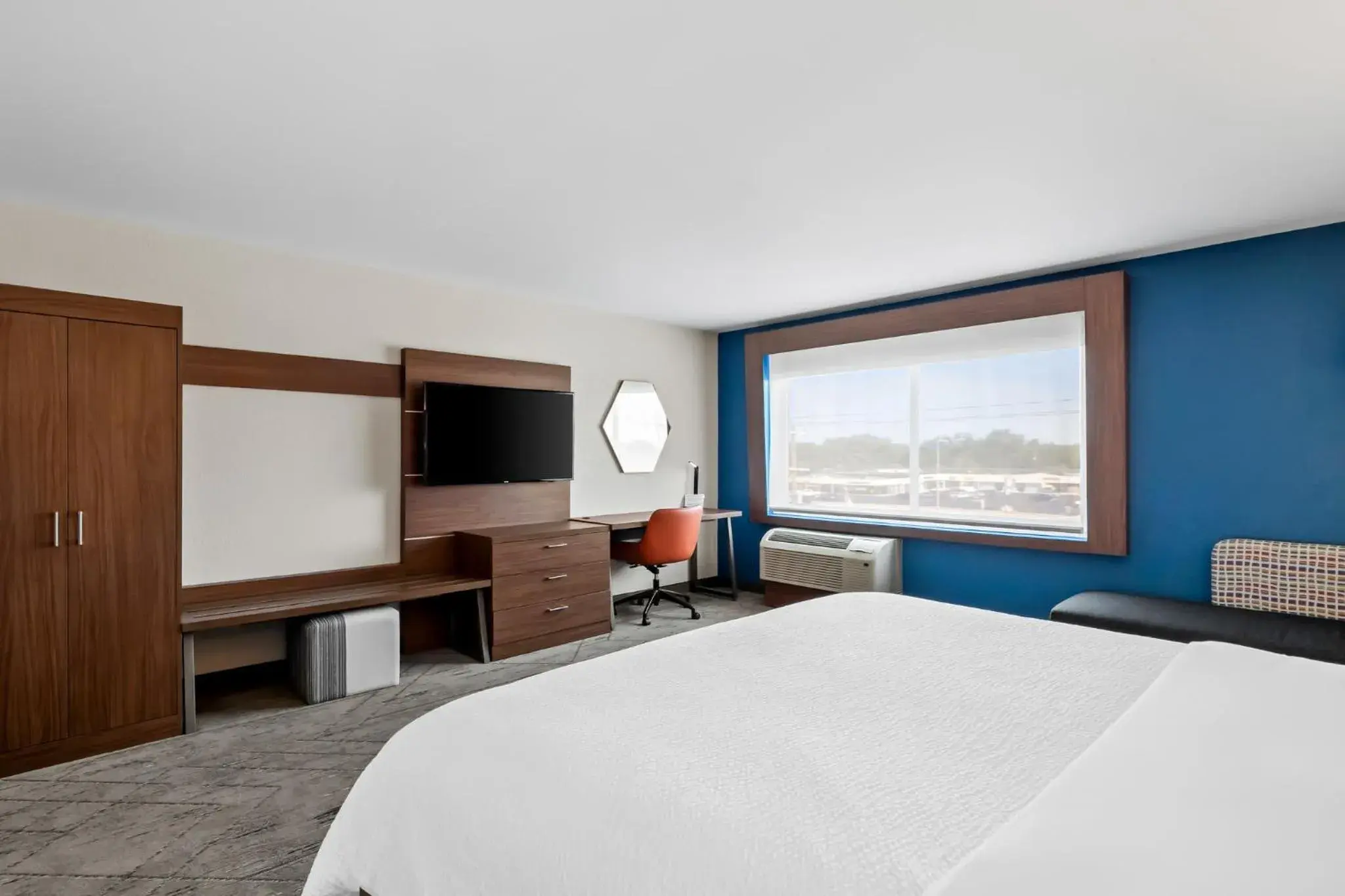 Standard King Room - Communications Accessible in Holiday Inn Express & Suites - Detroit Northwest - Livonia by IHG Standard King Room - Communications Accessible in Holiday Inn Express & Suites - Detroit Northwest - Livonia by IHG