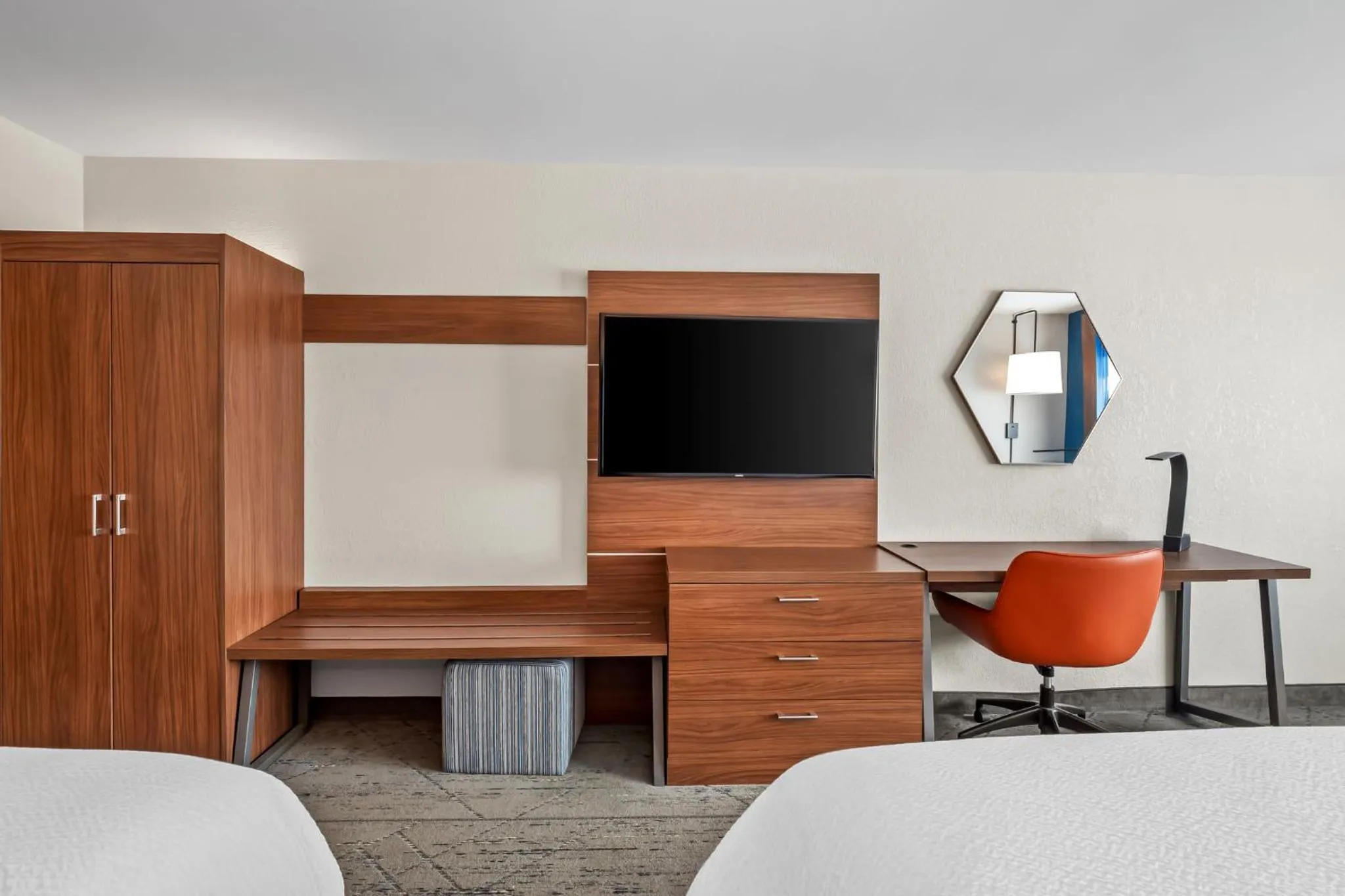 Photo of the whole room, Bed in Holiday Inn Express & Suites - Detroit Northwest - Livonia by IHG