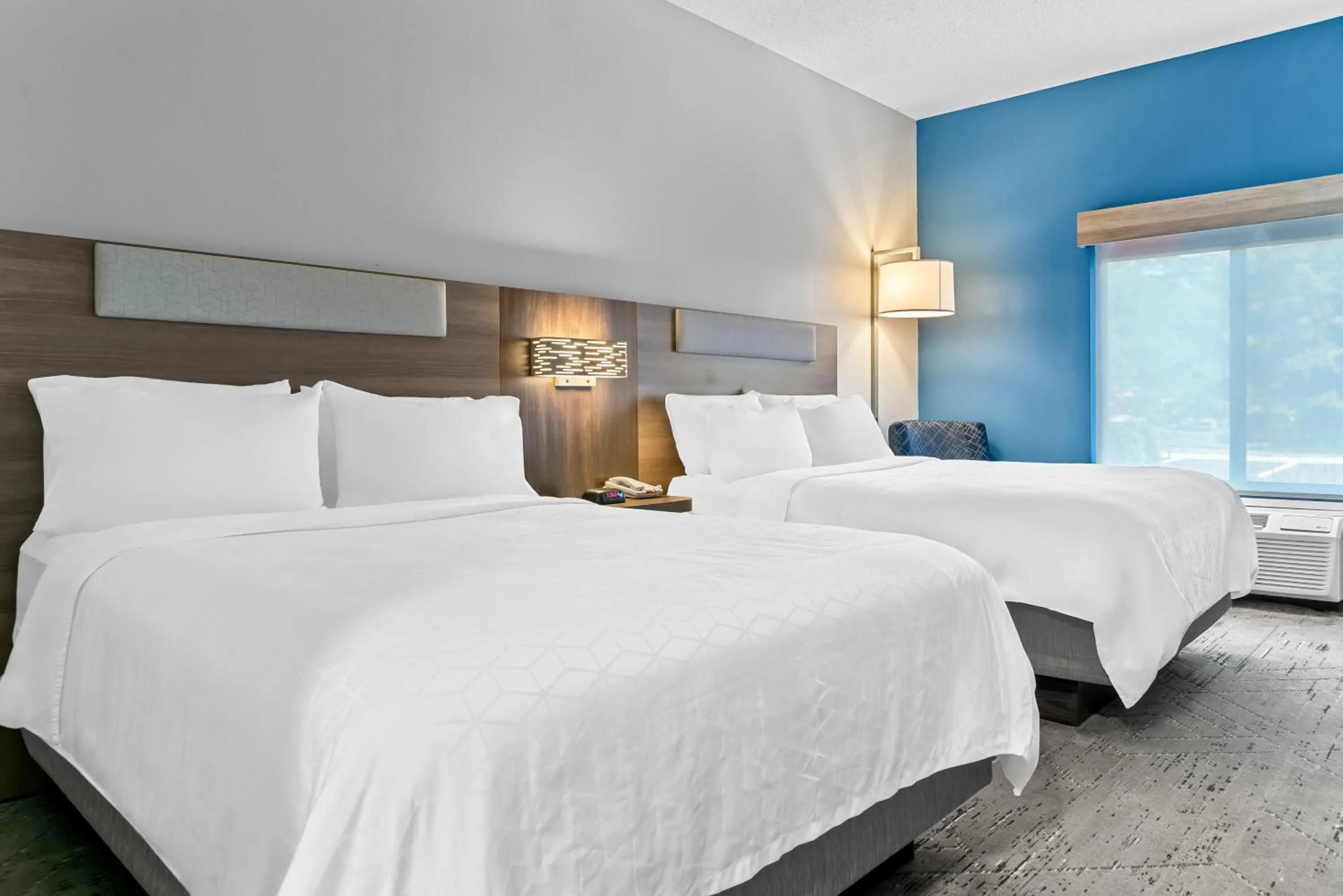 Bedroom, Bed in Holiday Inn Express & Suites - Detroit Northwest - Livonia by IHG
