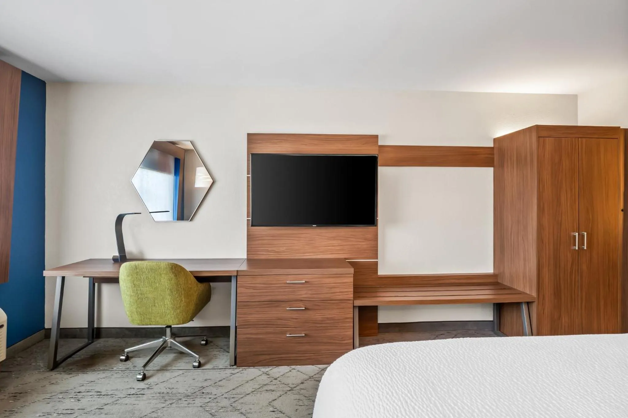 Photo of the whole room, Bed in Holiday Inn Express & Suites - Detroit Northwest - Livonia by IHG
