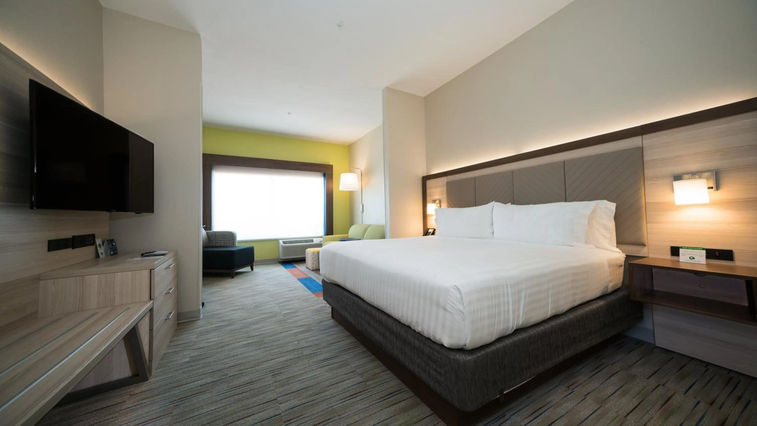 Photo of the whole room, Bed in Holiday Inn Express & Suites - Southaven Central - Memphis by IHG