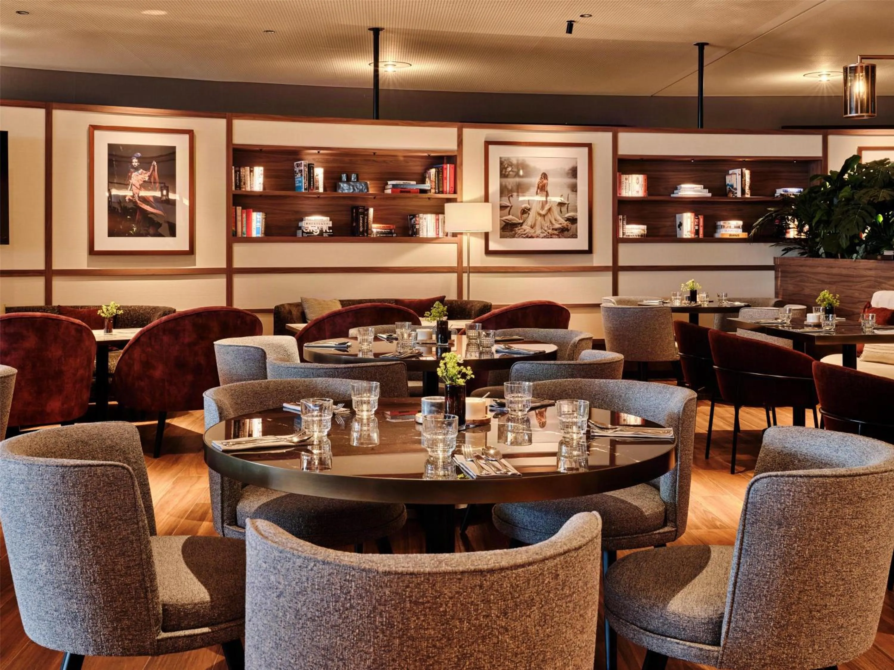 Restaurant/places to eat in Radisson Blu Hotel, Hamburg Airport