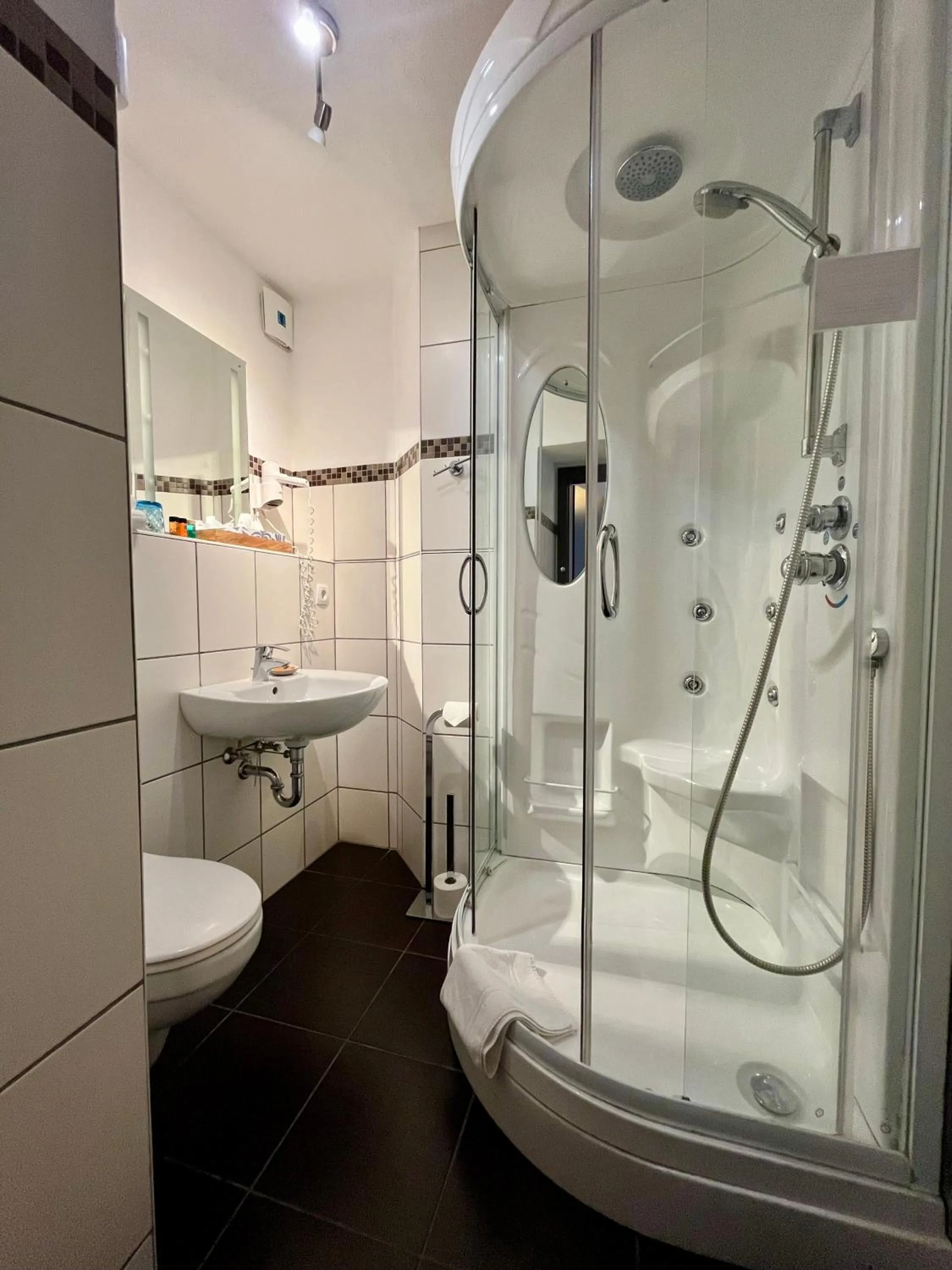 Bathroom in Burgblickhotel