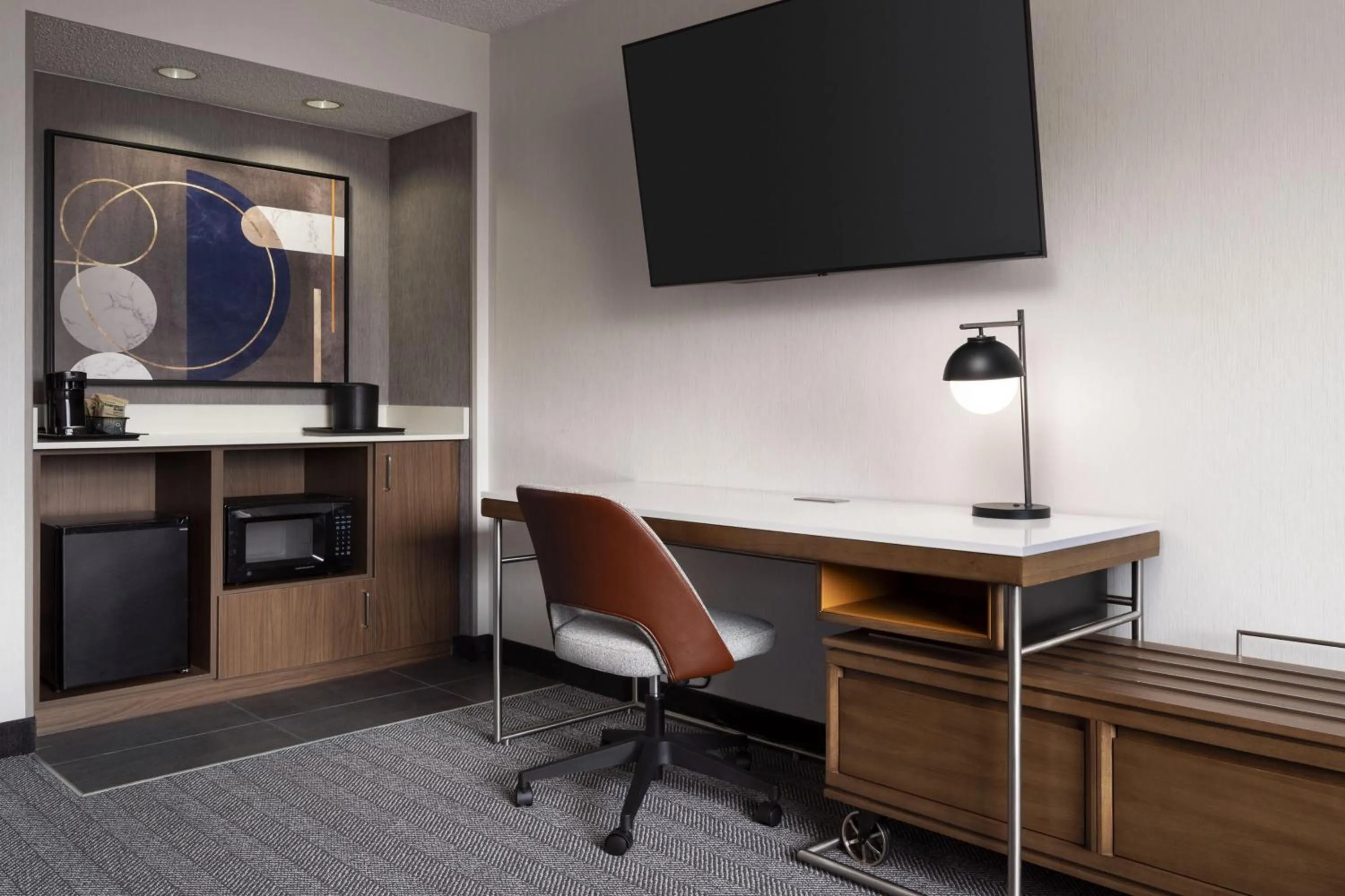 Living room in Courtyard by Marriott San Mateo Foster City