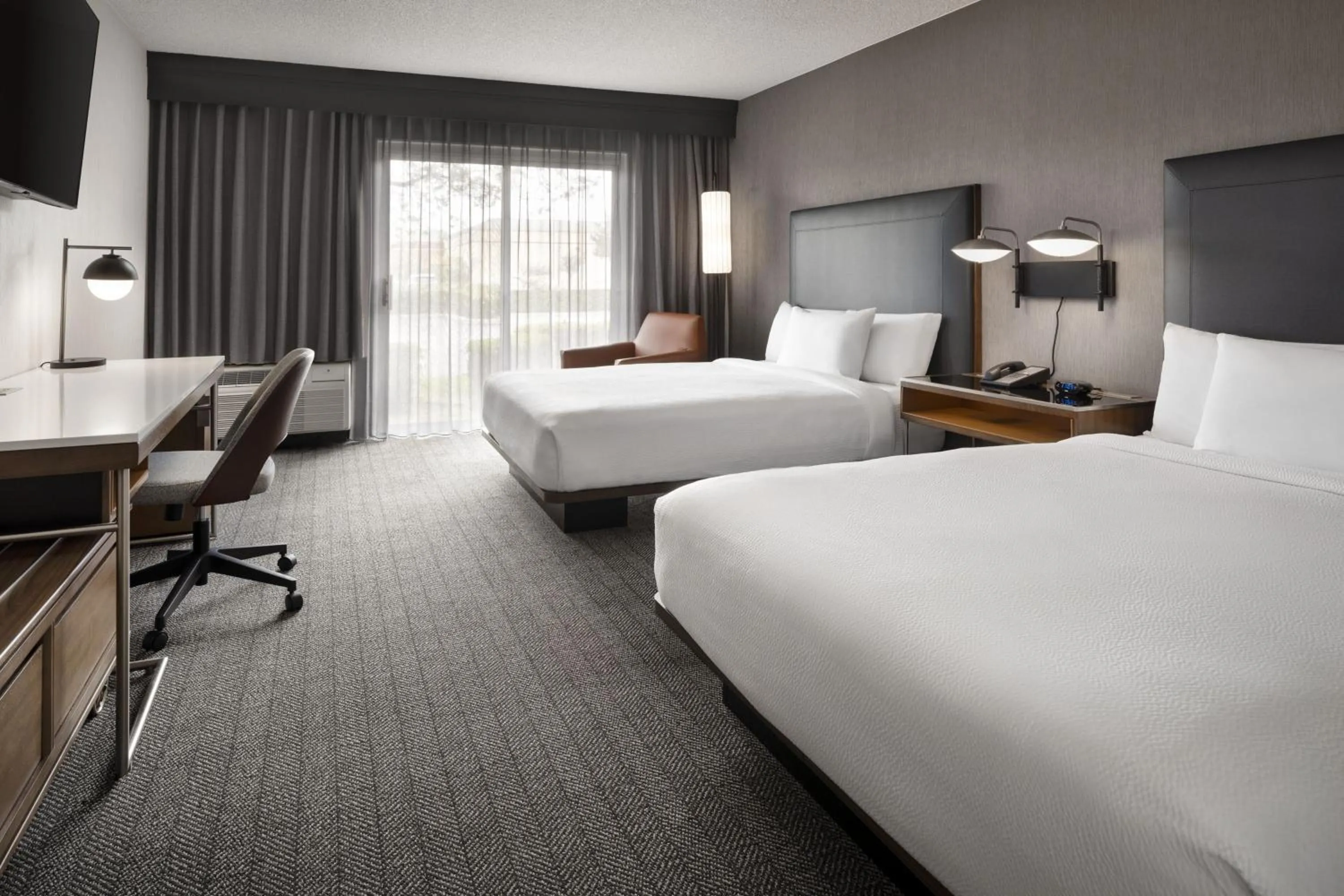 Photo of the whole room, Bed in Courtyard by Marriott San Mateo Foster City