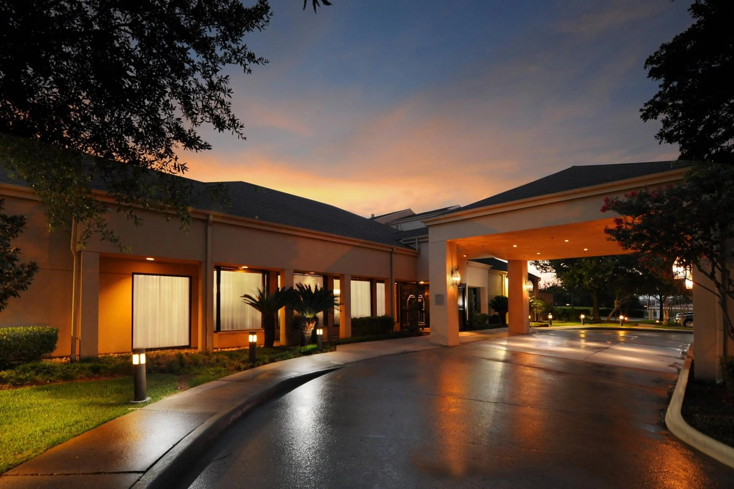Property building in Courtyard by Marriott Houston Hobby Airport