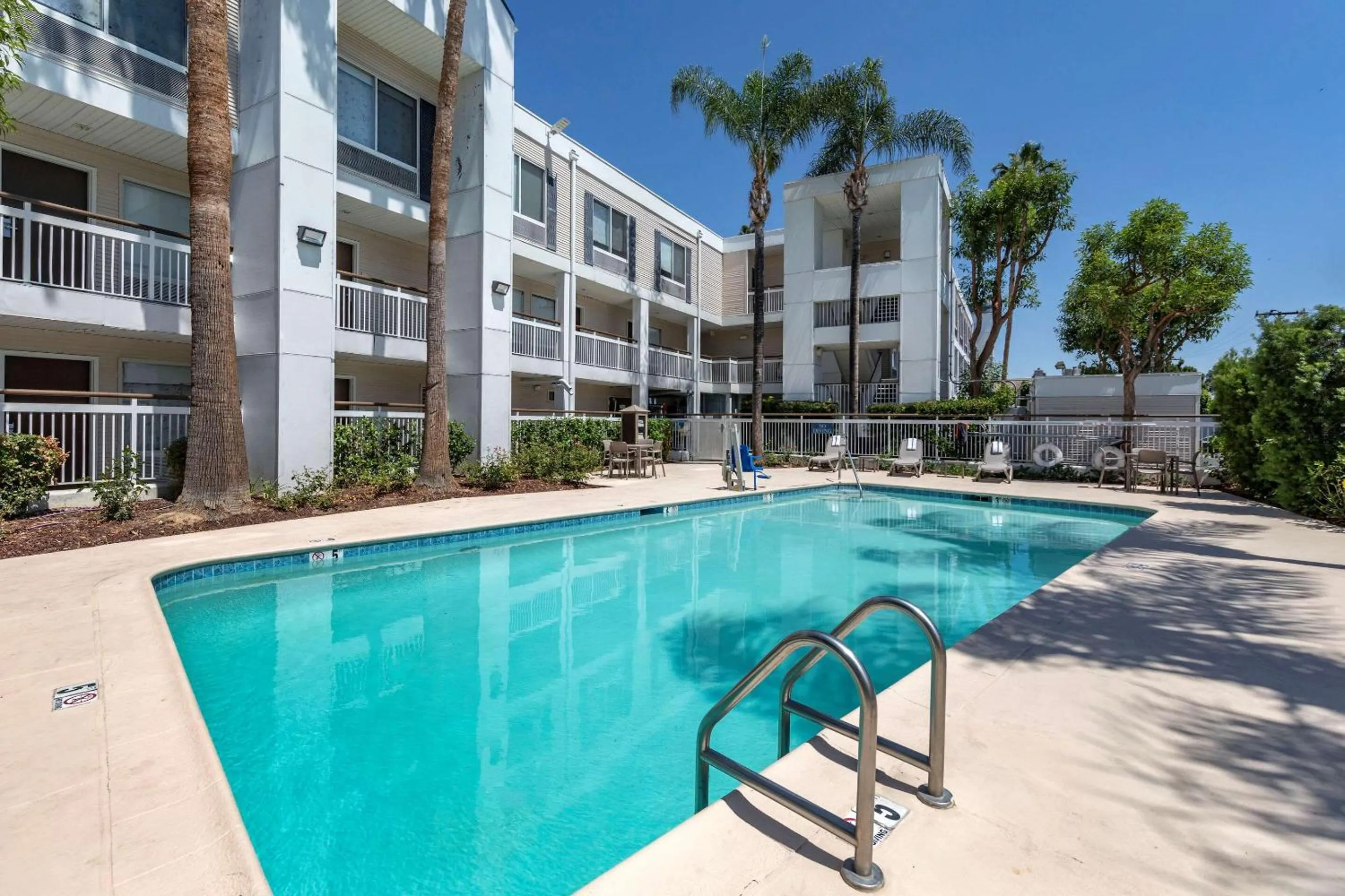Swimming pool in Quality Inn Placentia Anaheim Fullerton