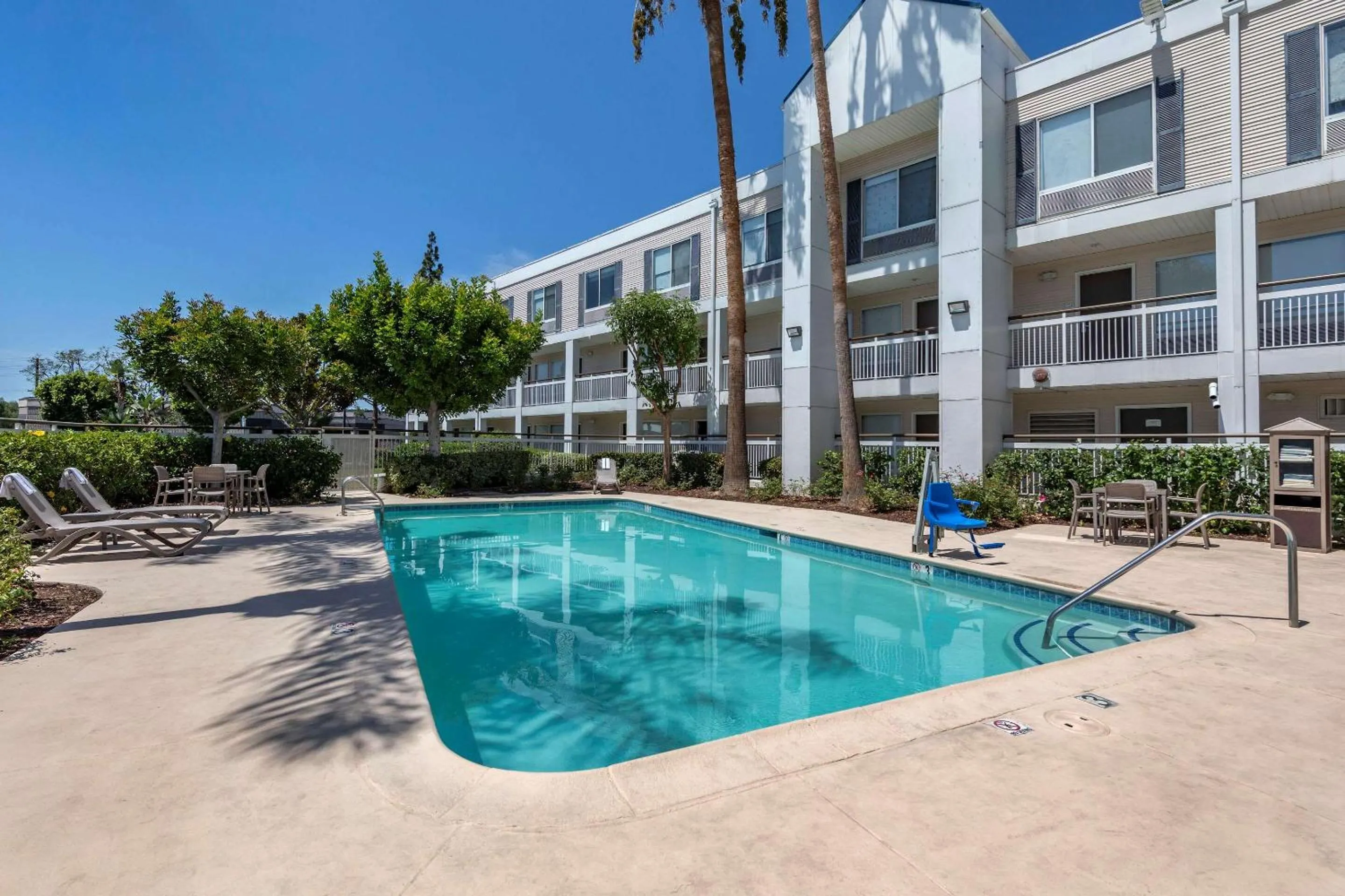 Swimming pool in Quality Inn Placentia Anaheim Fullerton