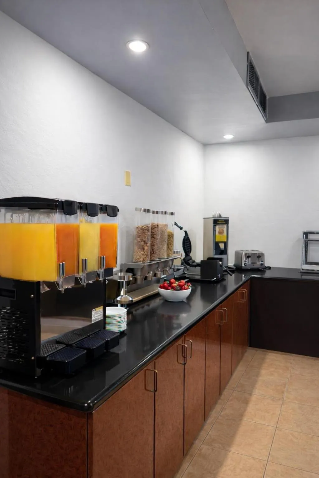 Breakfast in The Buena Park Grand Hotel & Suites