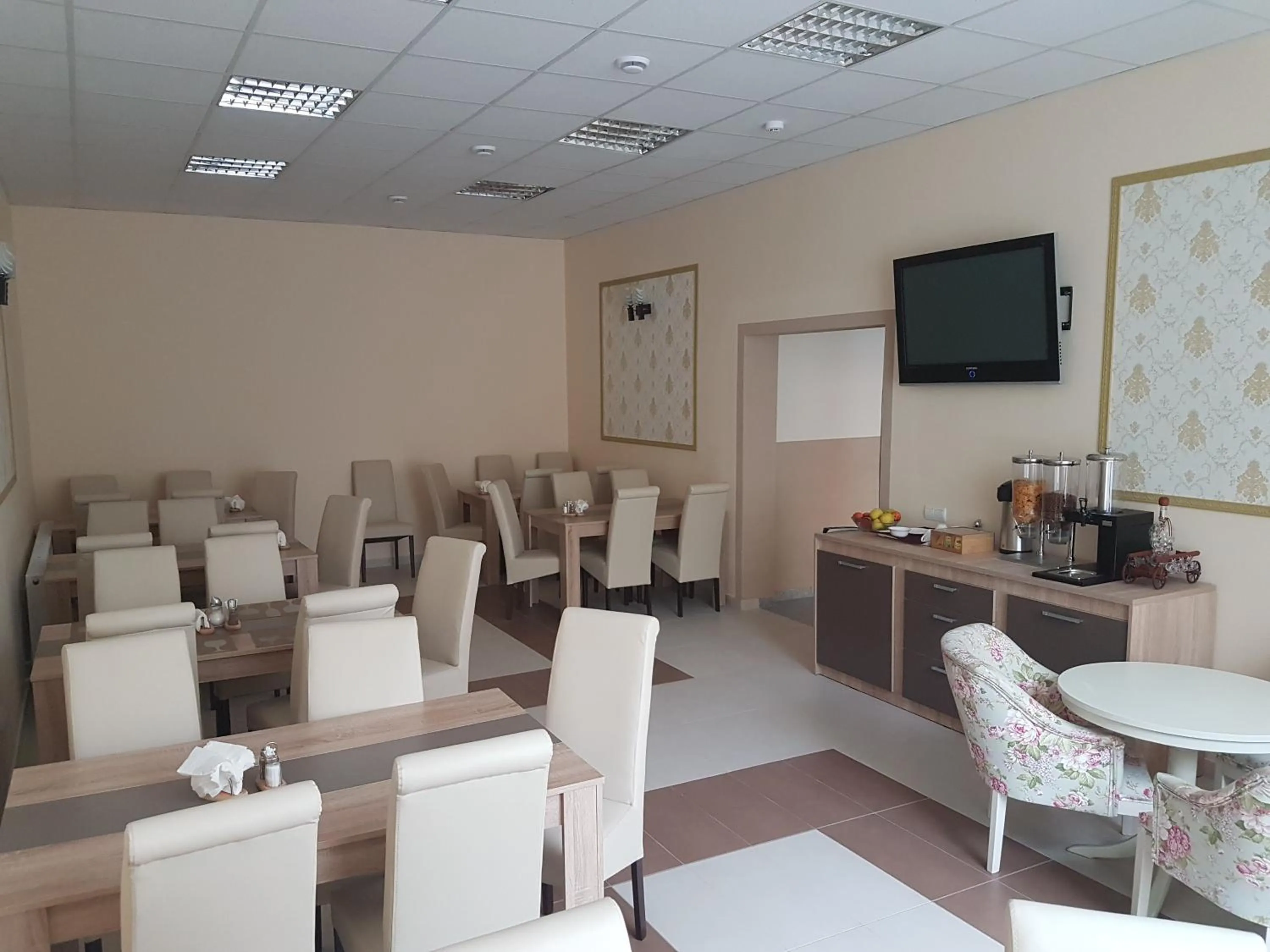 Restaurant/places to eat in Hotel New