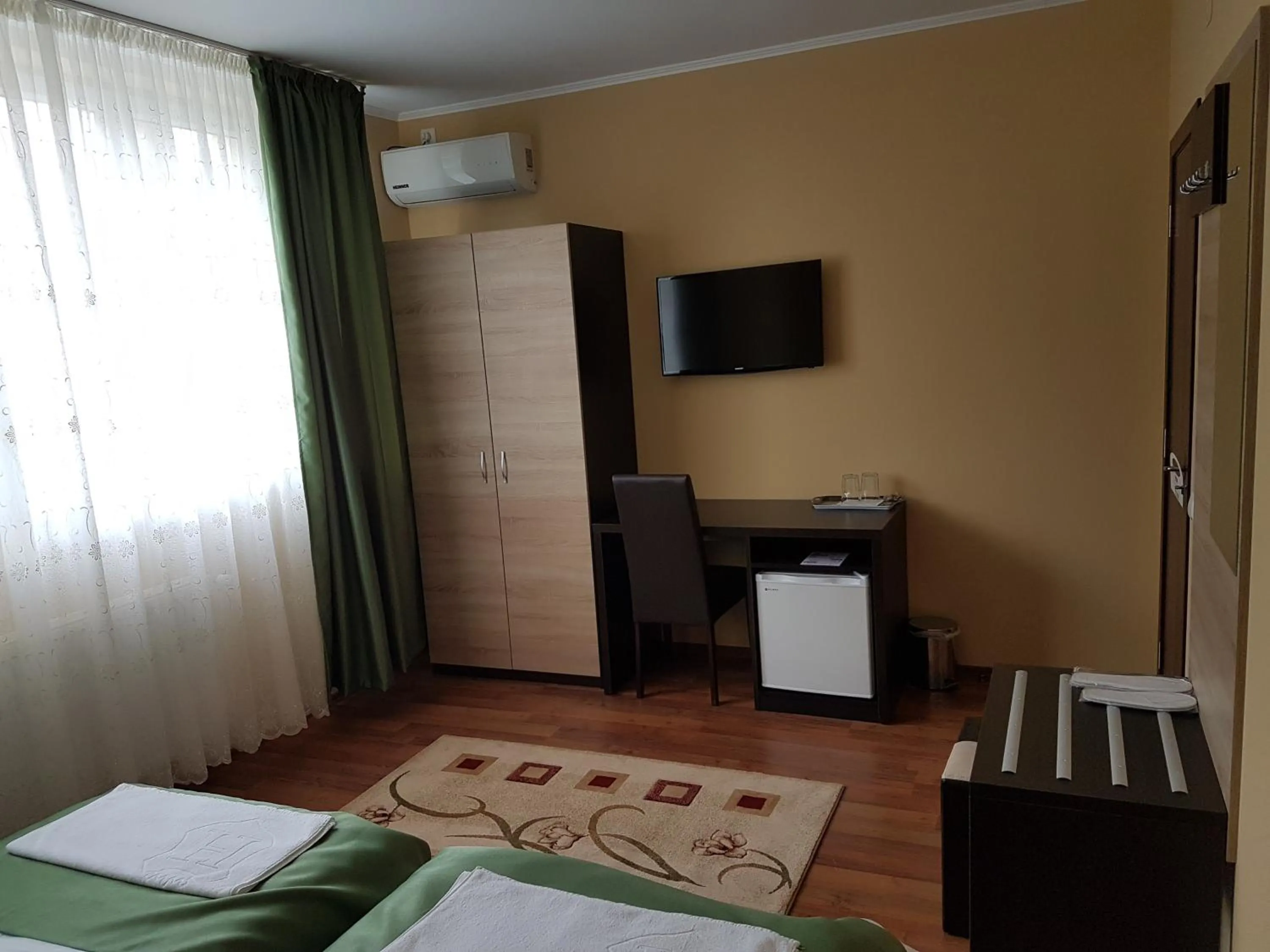 Photo of the whole room, Bed in Hotel New