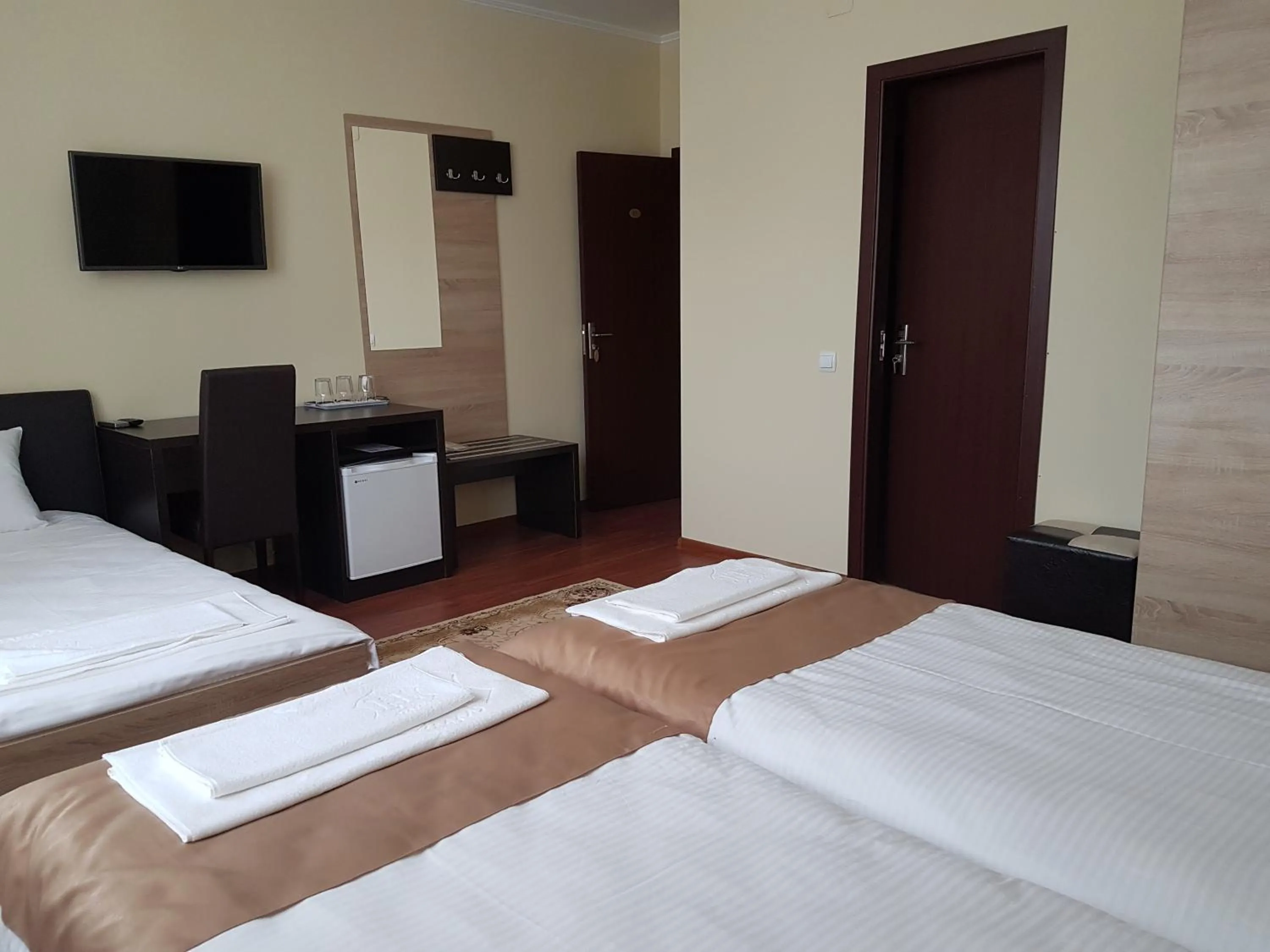 Photo of the whole room, Bed in Hotel New