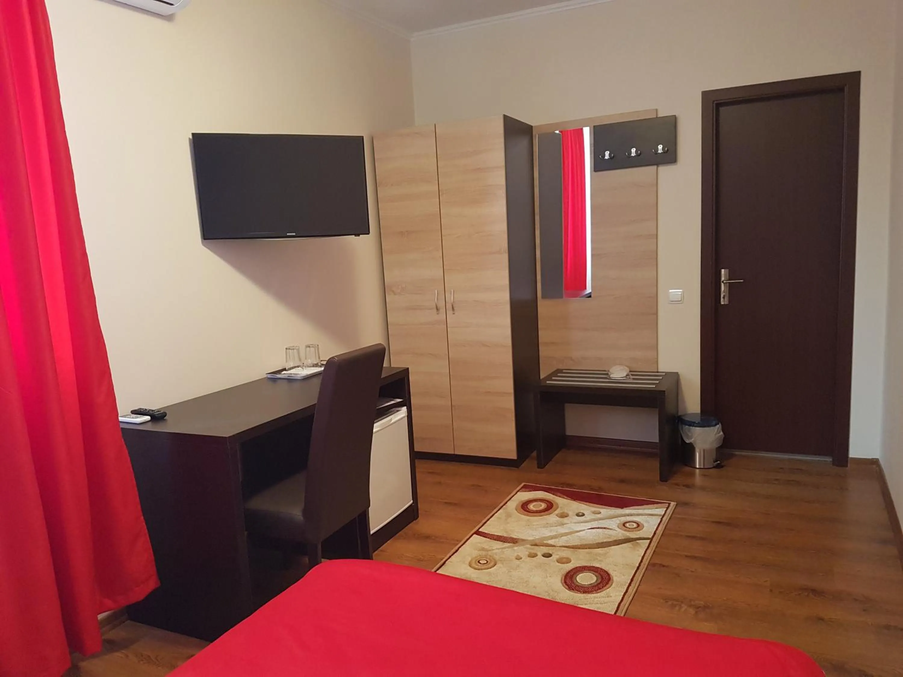 Photo of the whole room, Bed in Hotel New