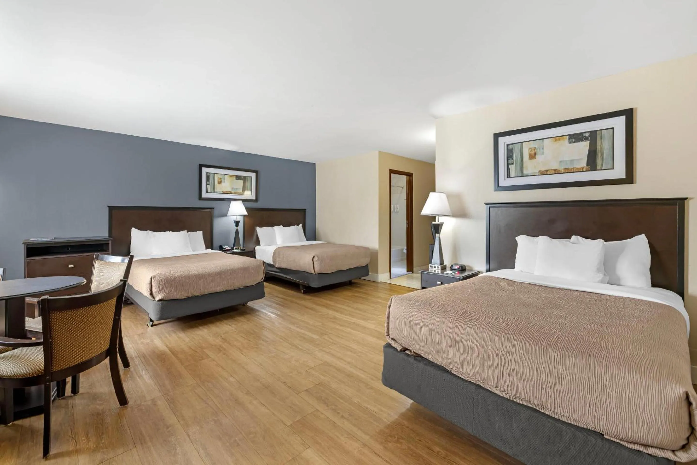 Bedroom, Bed in Quality Inn - Niagara Falls Blvd