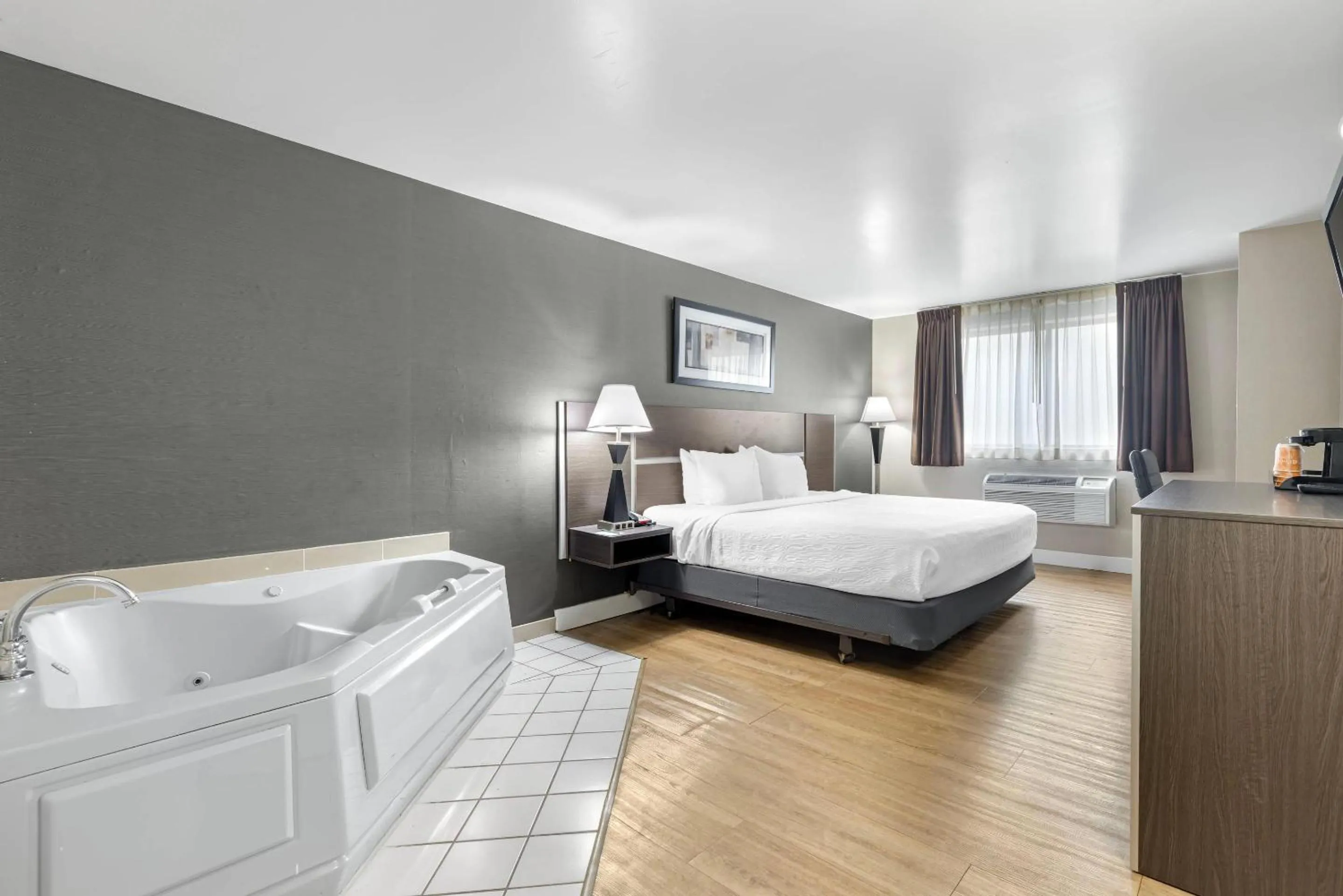 Bedroom, Bed in Quality Inn - Niagara Falls Blvd