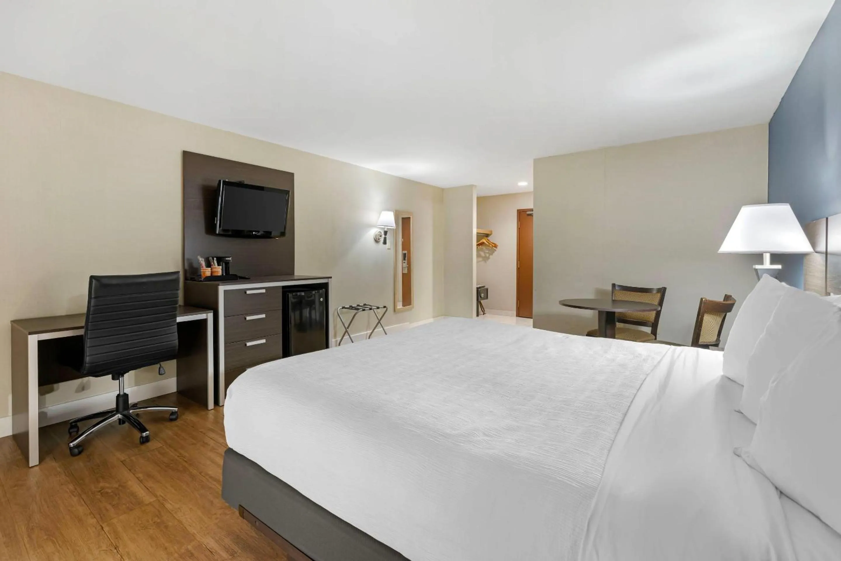 Bedroom, Bed in Quality Inn - Niagara Falls Blvd