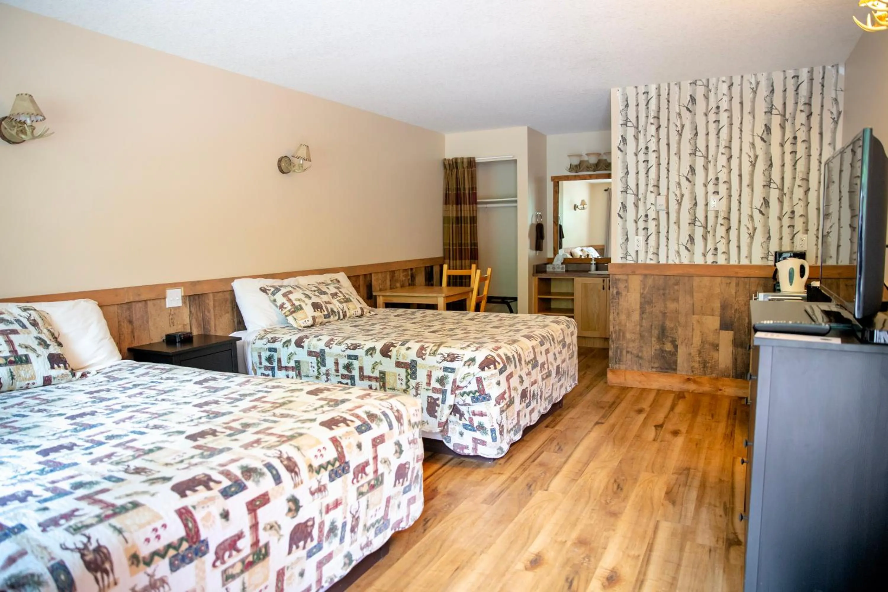 Photo of the whole room, Bed in Jasper Gates Resort