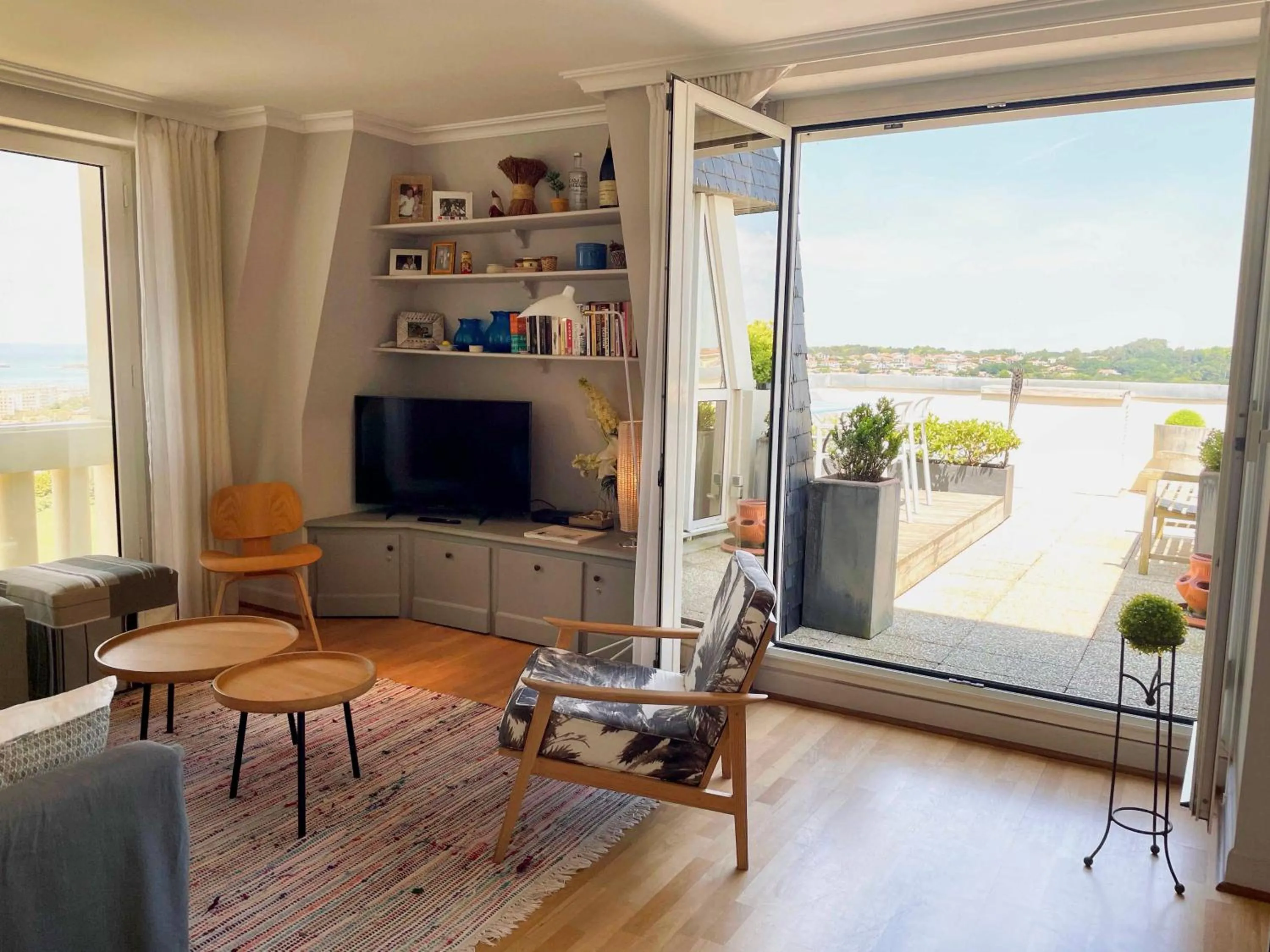 APPARTEMENT PISCINE TERRASSE 1 MIN PLAGE et GOLF