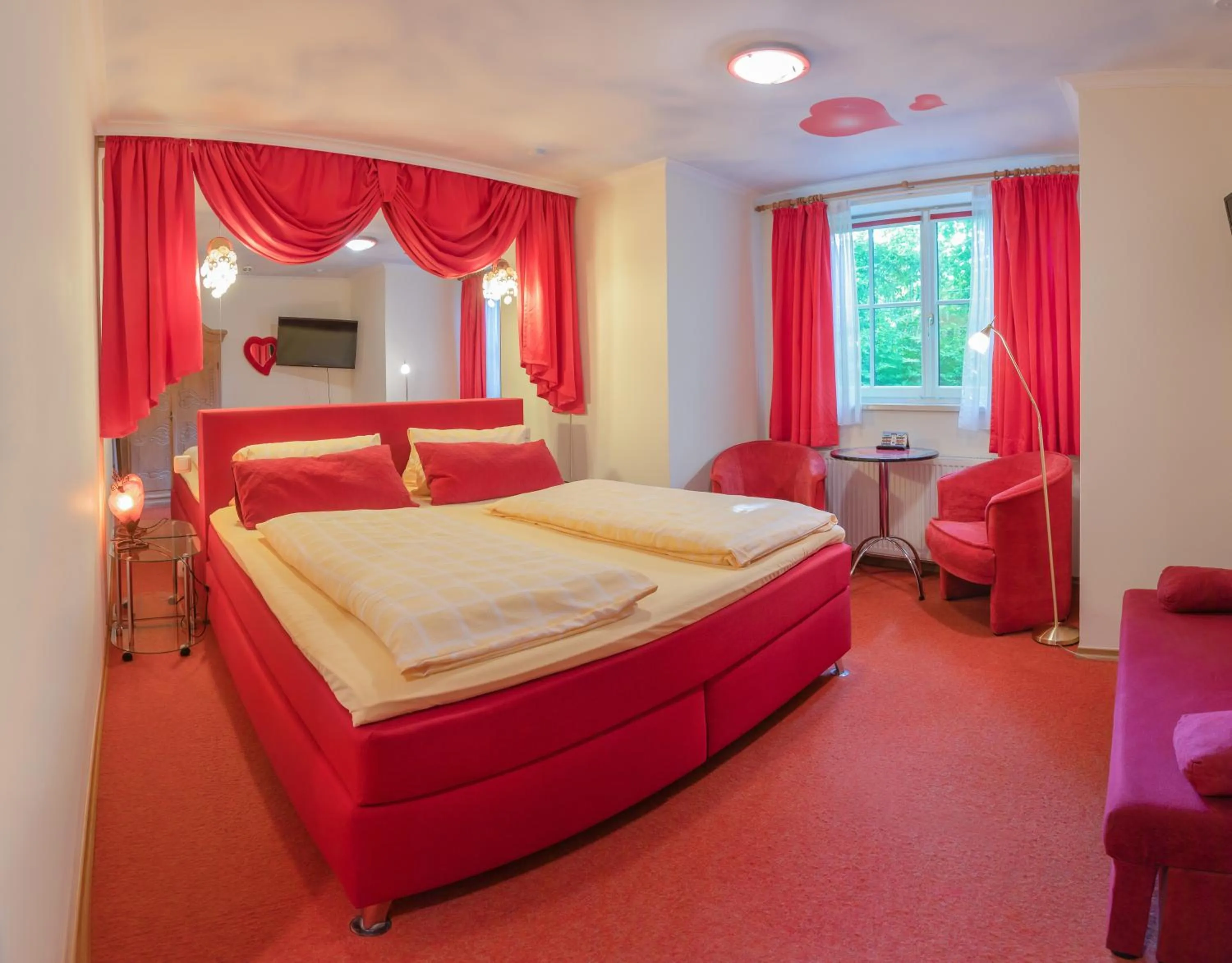 Bed in König Ludwig Design Hotel NEU Zimmer mit Sauna oder Whirlpool oder mehr