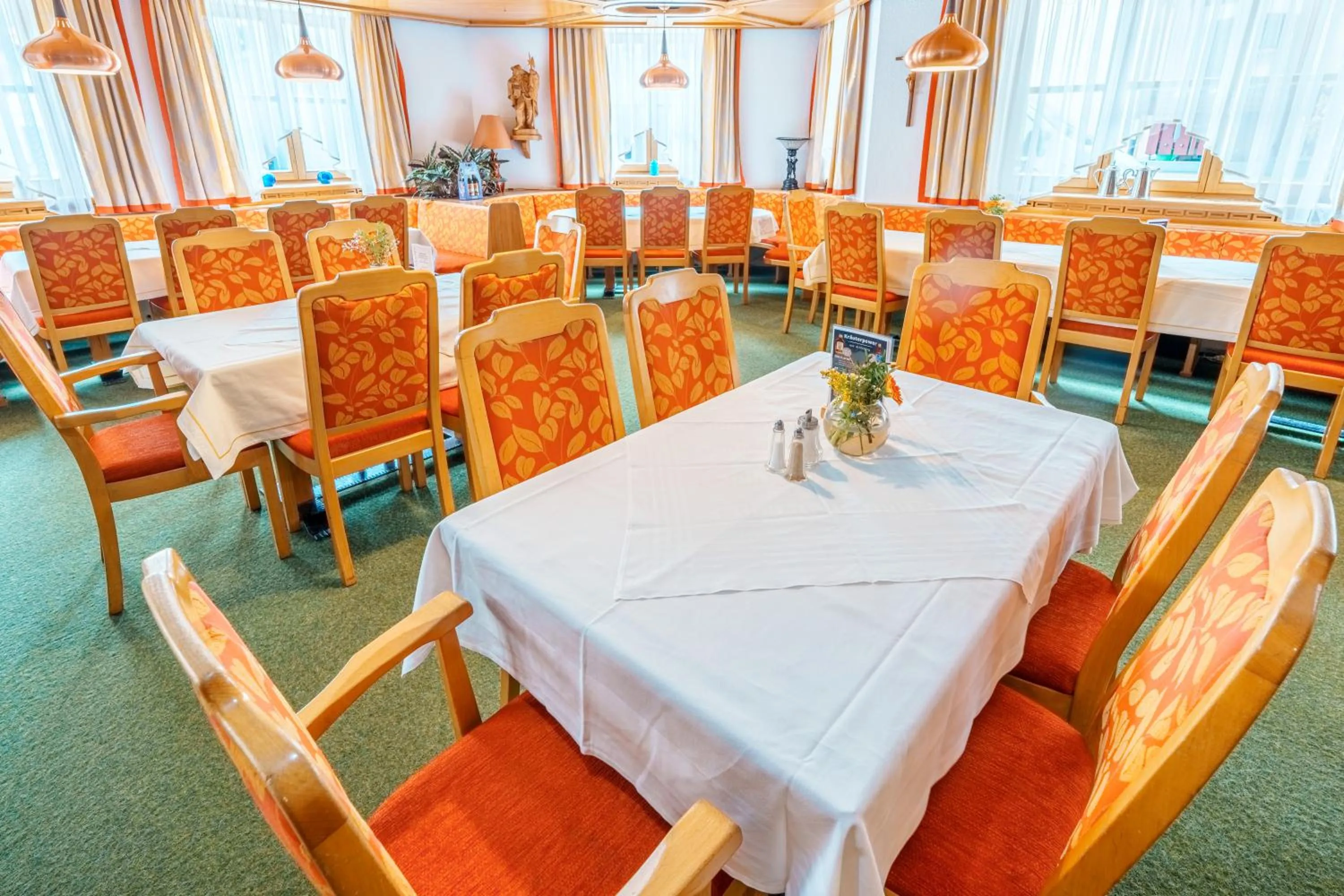 Restaurant/places to eat in König Ludwig Design Hotel NEU Zimmer mit Sauna oder Whirlpool oder mehr