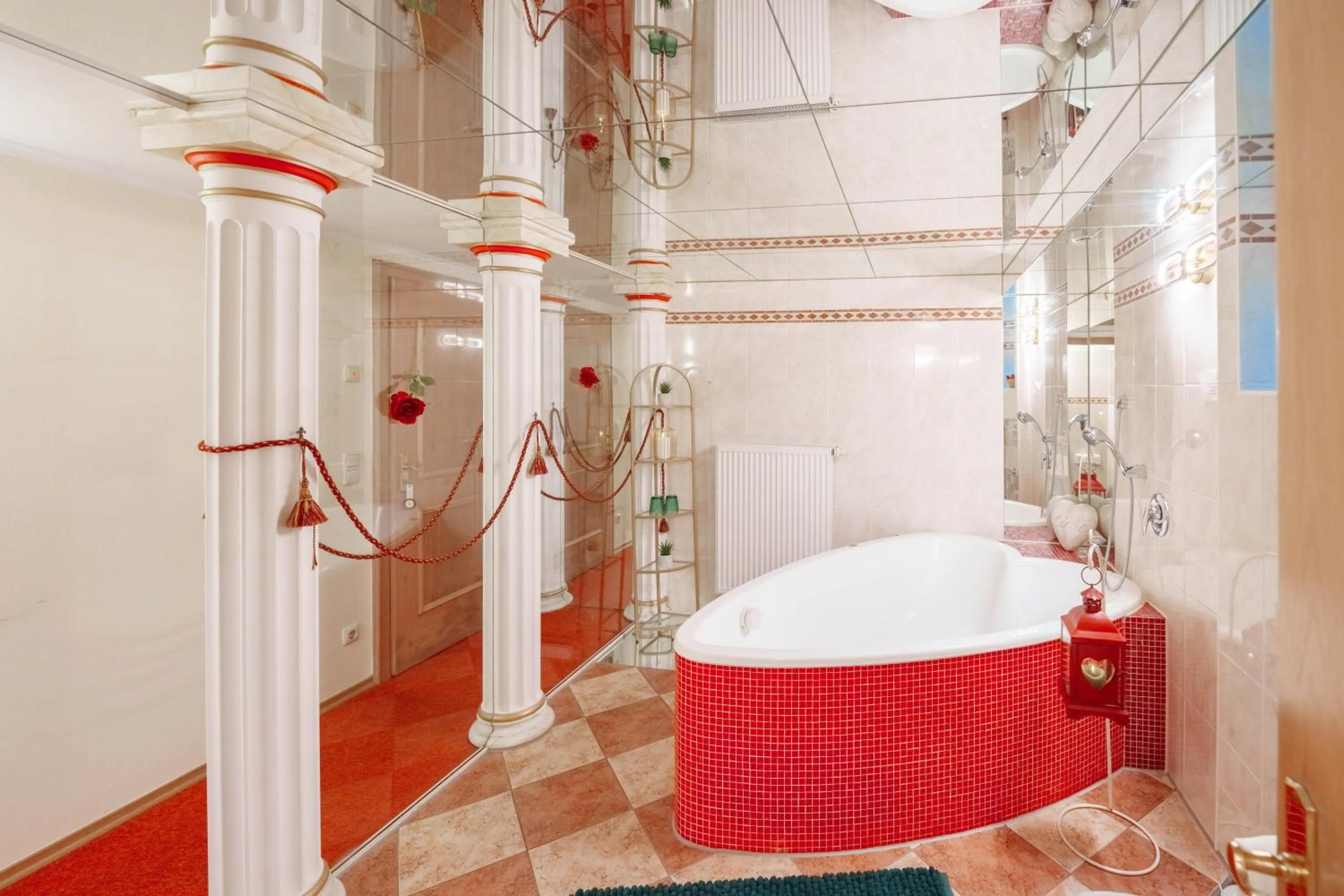 Bathroom in König Ludwig Design Hotel NEU Zimmer mit Sauna oder Whirlpool oder mehr