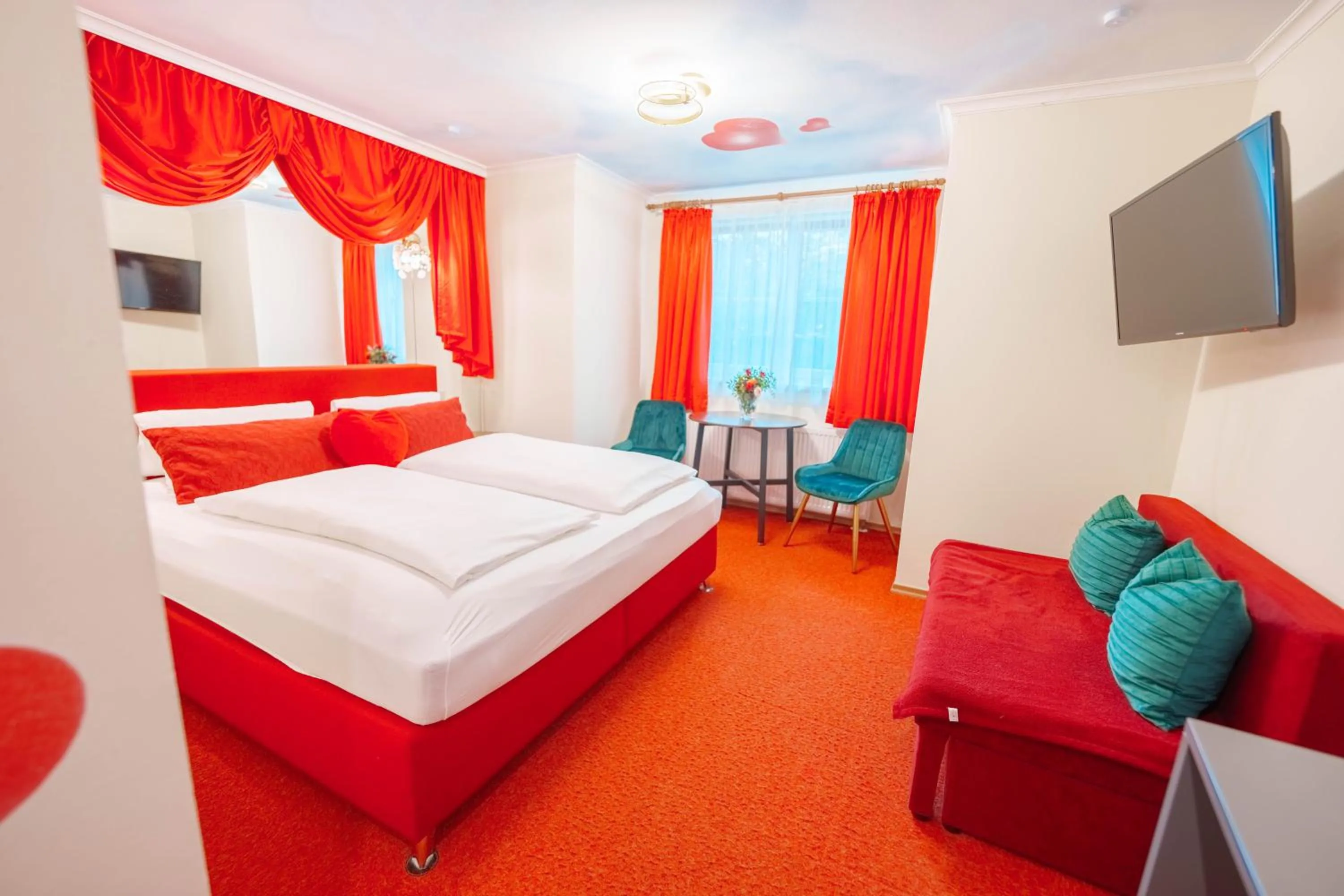 Photo of the whole room, Bed in König Ludwig Design Hotel NEU Zimmer mit Sauna oder Whirlpool oder mehr