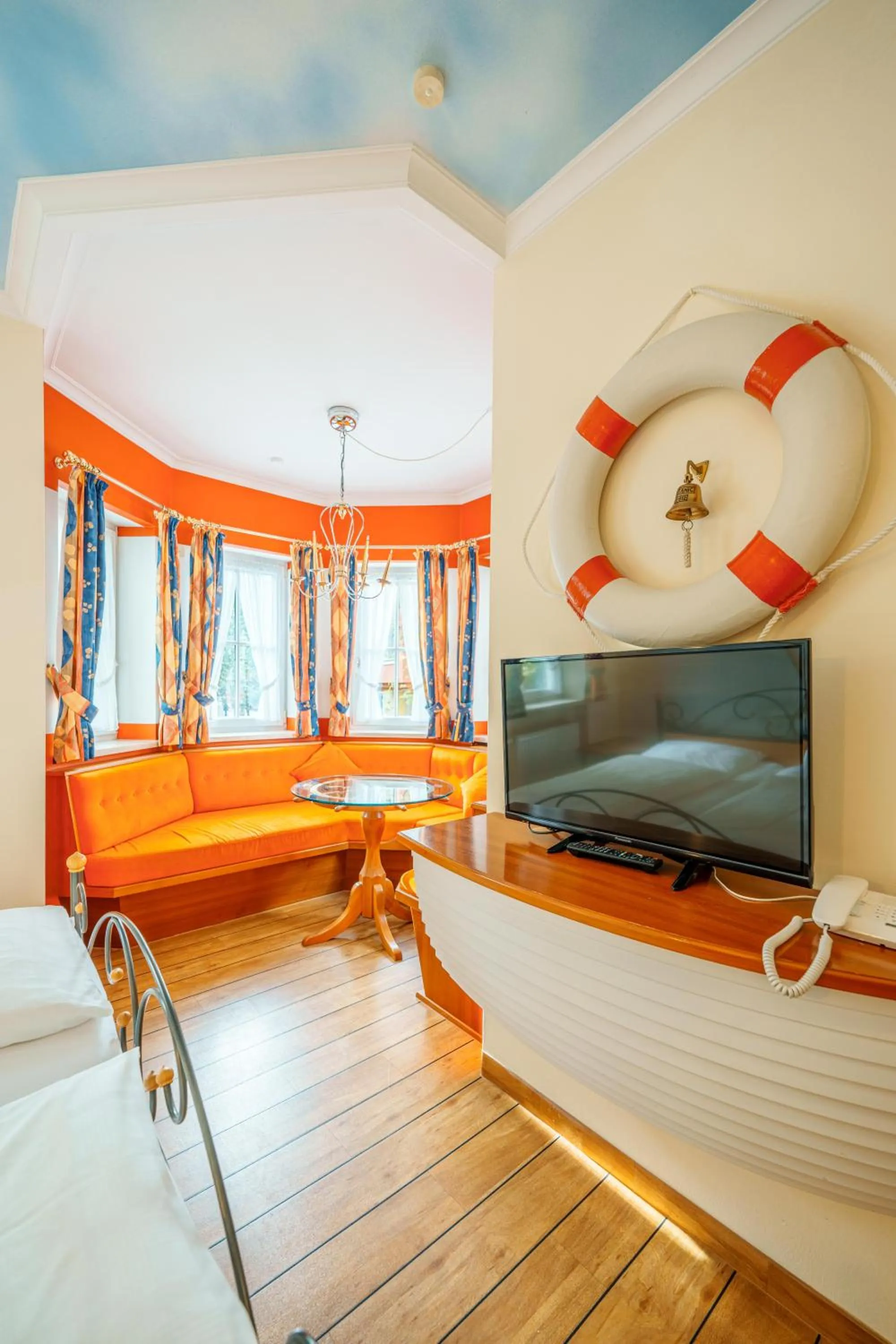 Living room, Bed in König Ludwig Design Hotel NEU Zimmer mit Sauna oder Whirlpool oder mehr