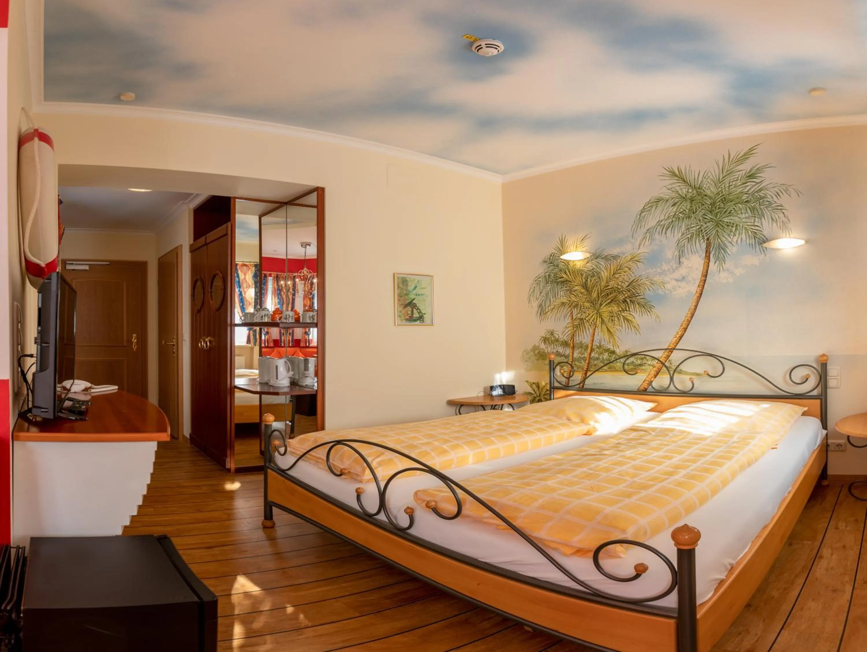 Bed in König Ludwig Design Hotel NEU Zimmer mit Sauna oder Whirlpool oder mehr