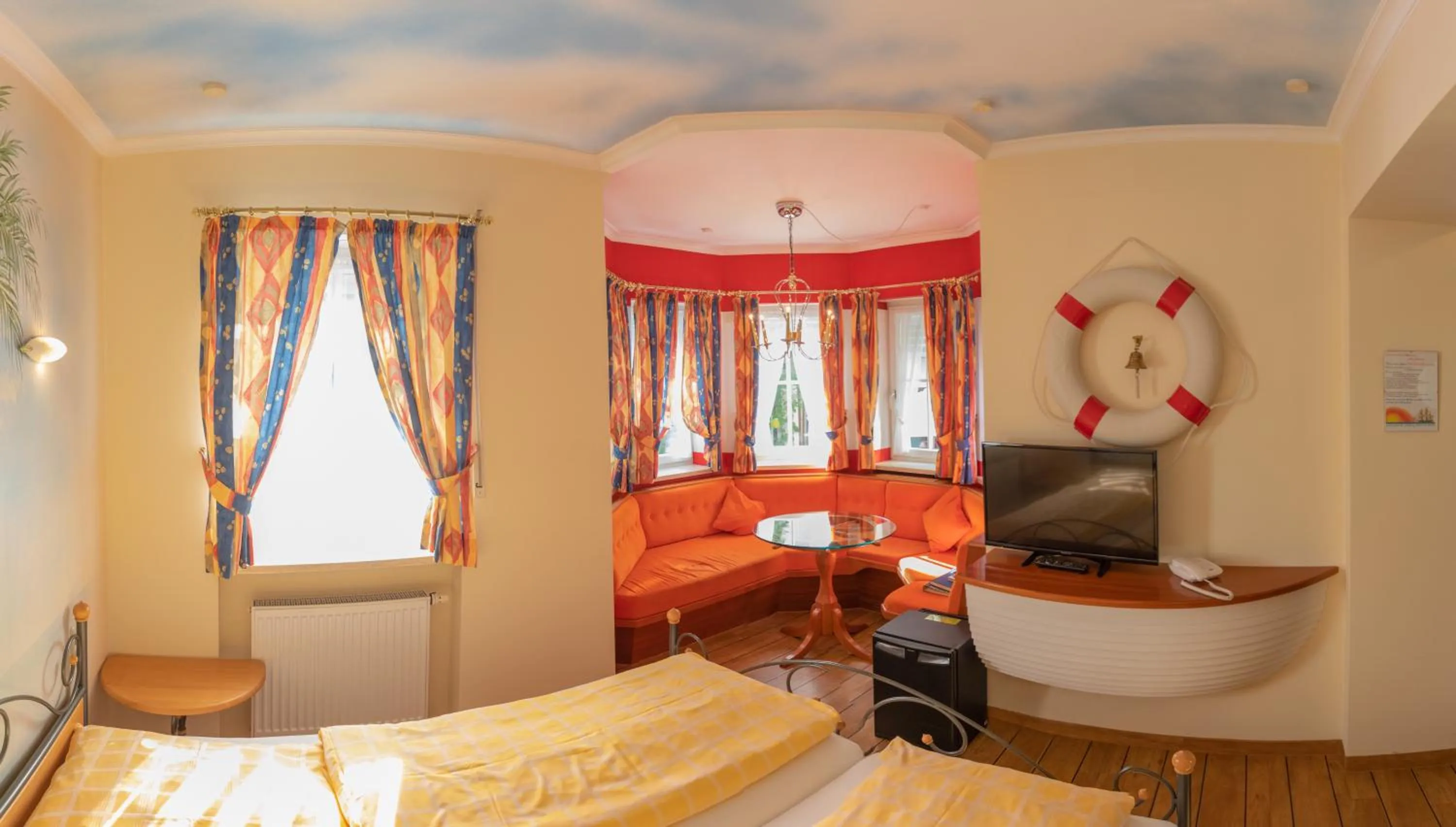 Bed in König Ludwig Design Hotel NEU Zimmer mit Sauna oder Whirlpool oder mehr