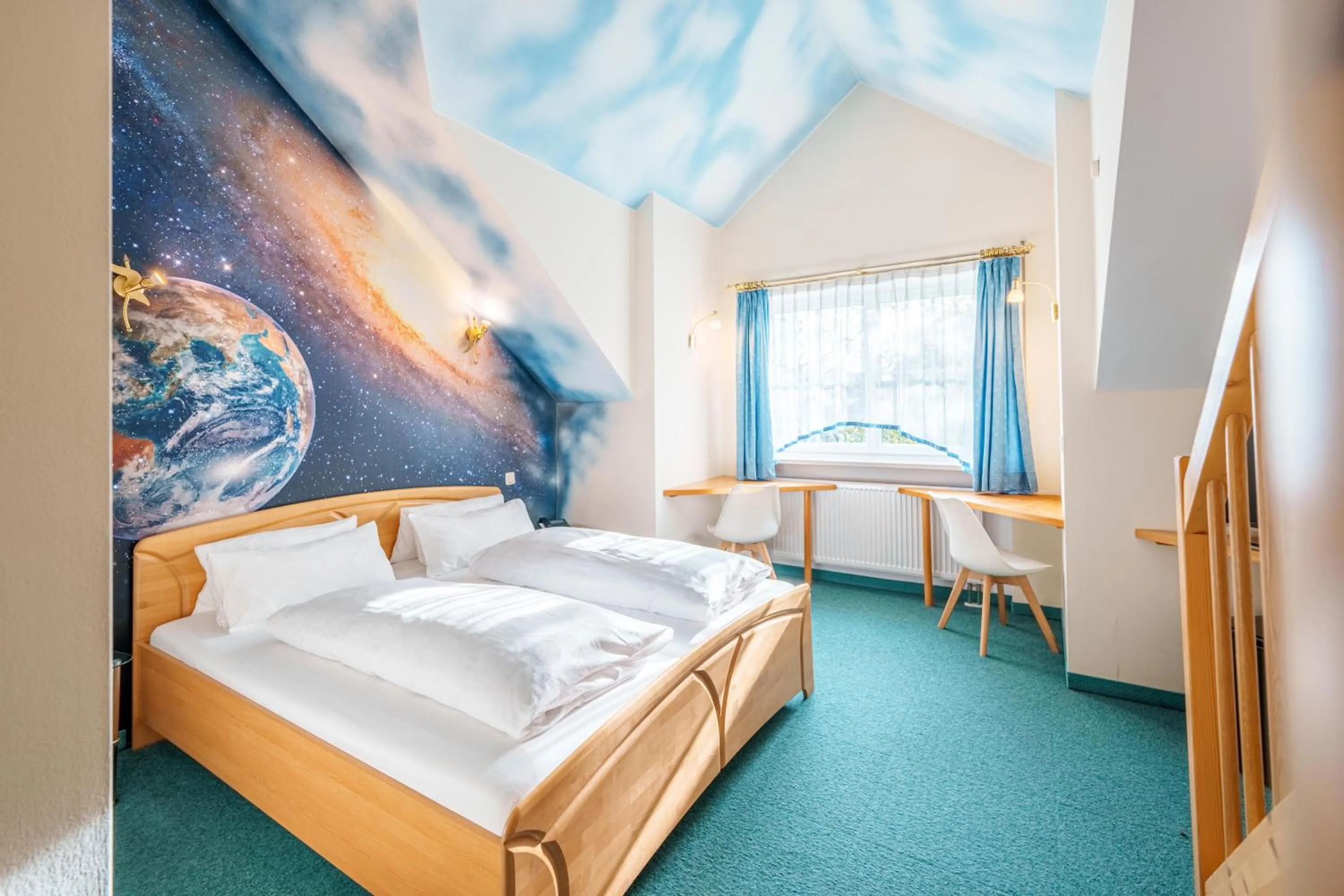 Bed in König Ludwig Design Hotel NEU Zimmer mit Sauna oder Whirlpool oder mehr