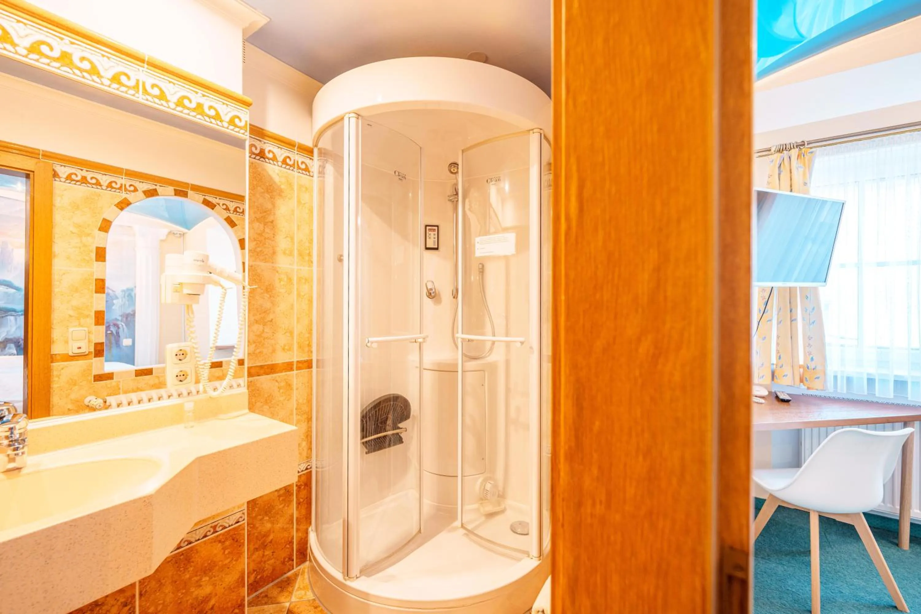 Bathroom in König Ludwig Design Hotel NEU Zimmer mit Sauna oder Whirlpool oder mehr