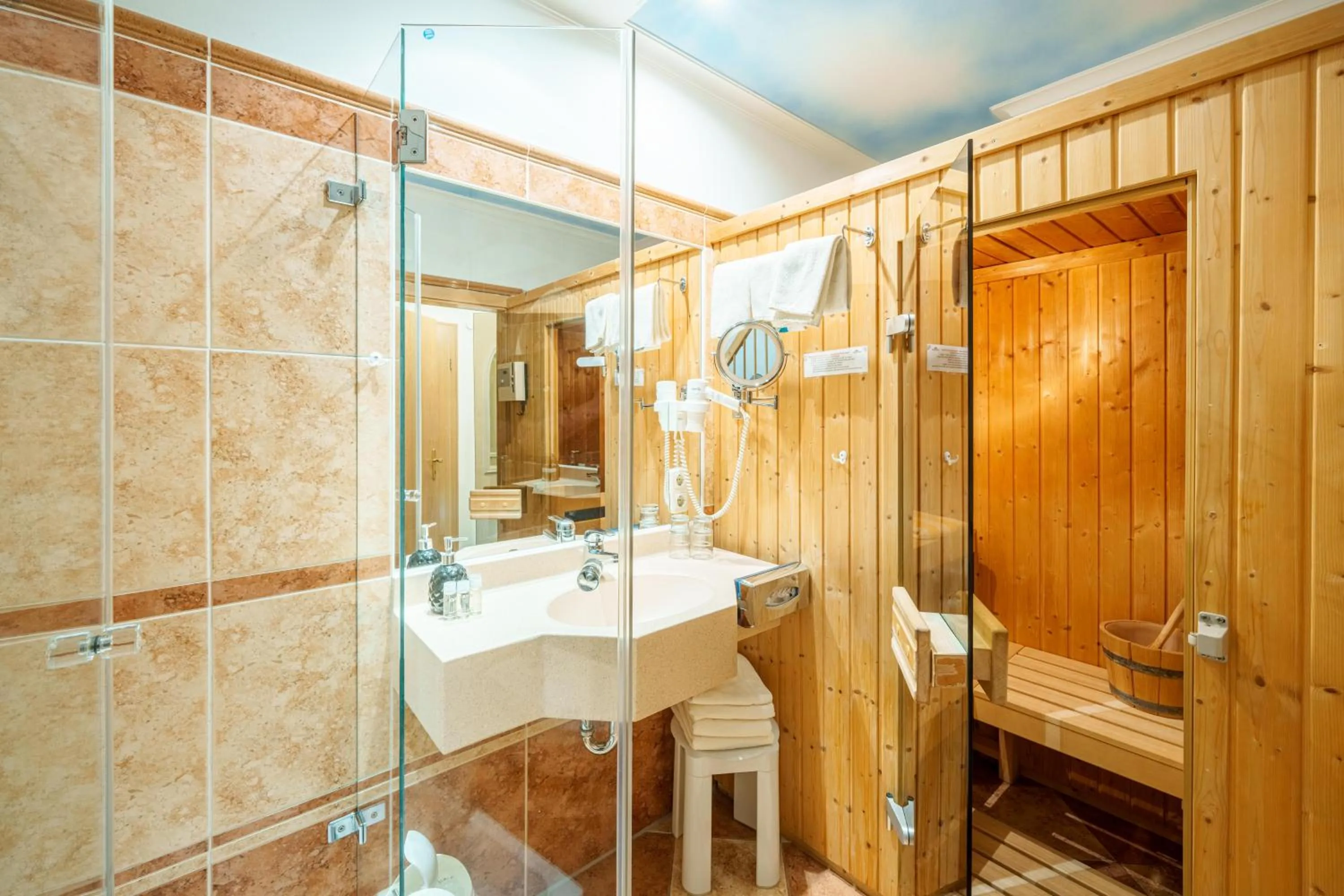 Sauna in König Ludwig Design Hotel NEU Zimmer mit Sauna oder Whirlpool oder mehr