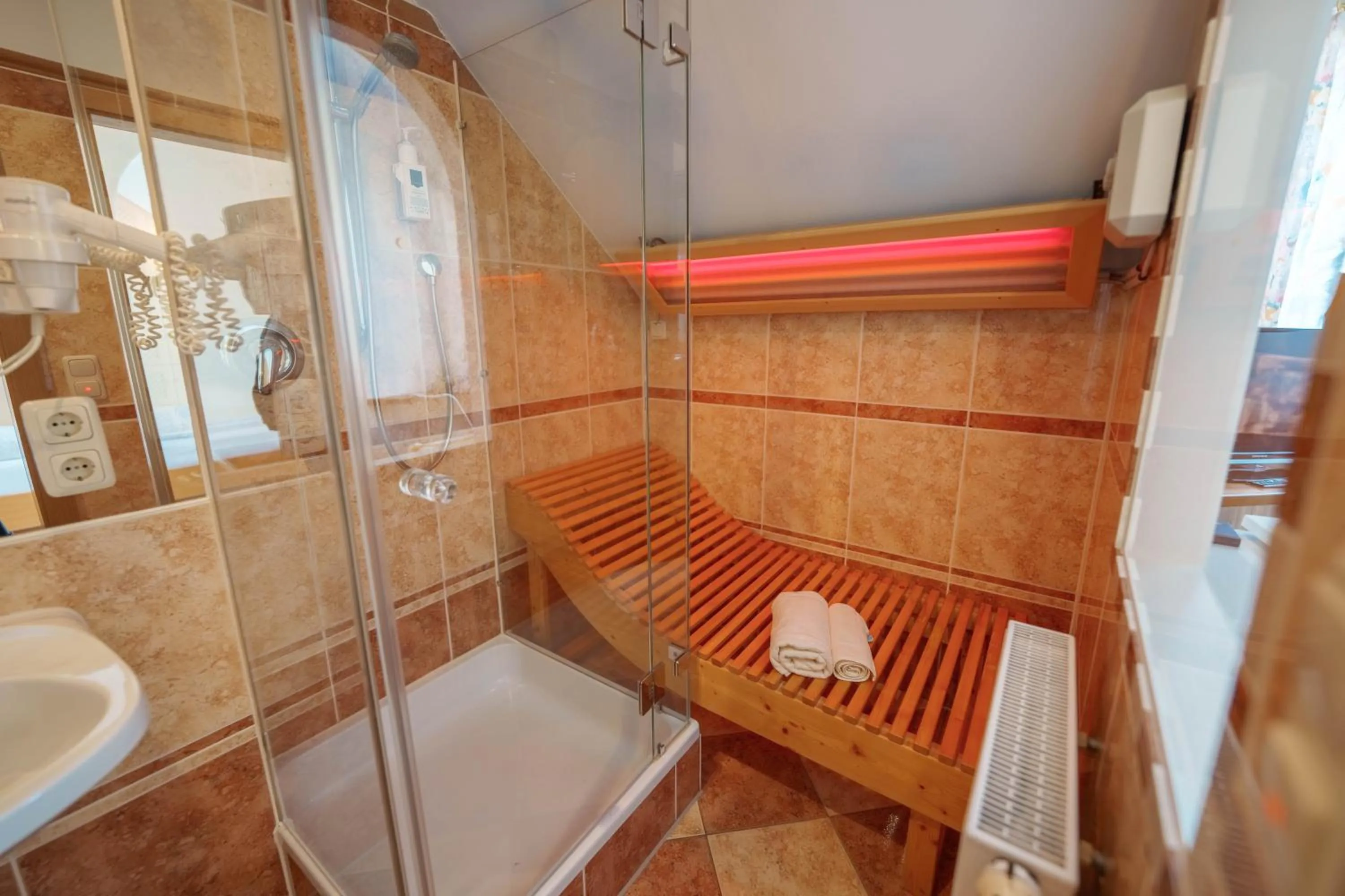 Bathroom in König Ludwig Design Hotel NEU Zimmer mit Sauna oder Whirlpool oder mehr