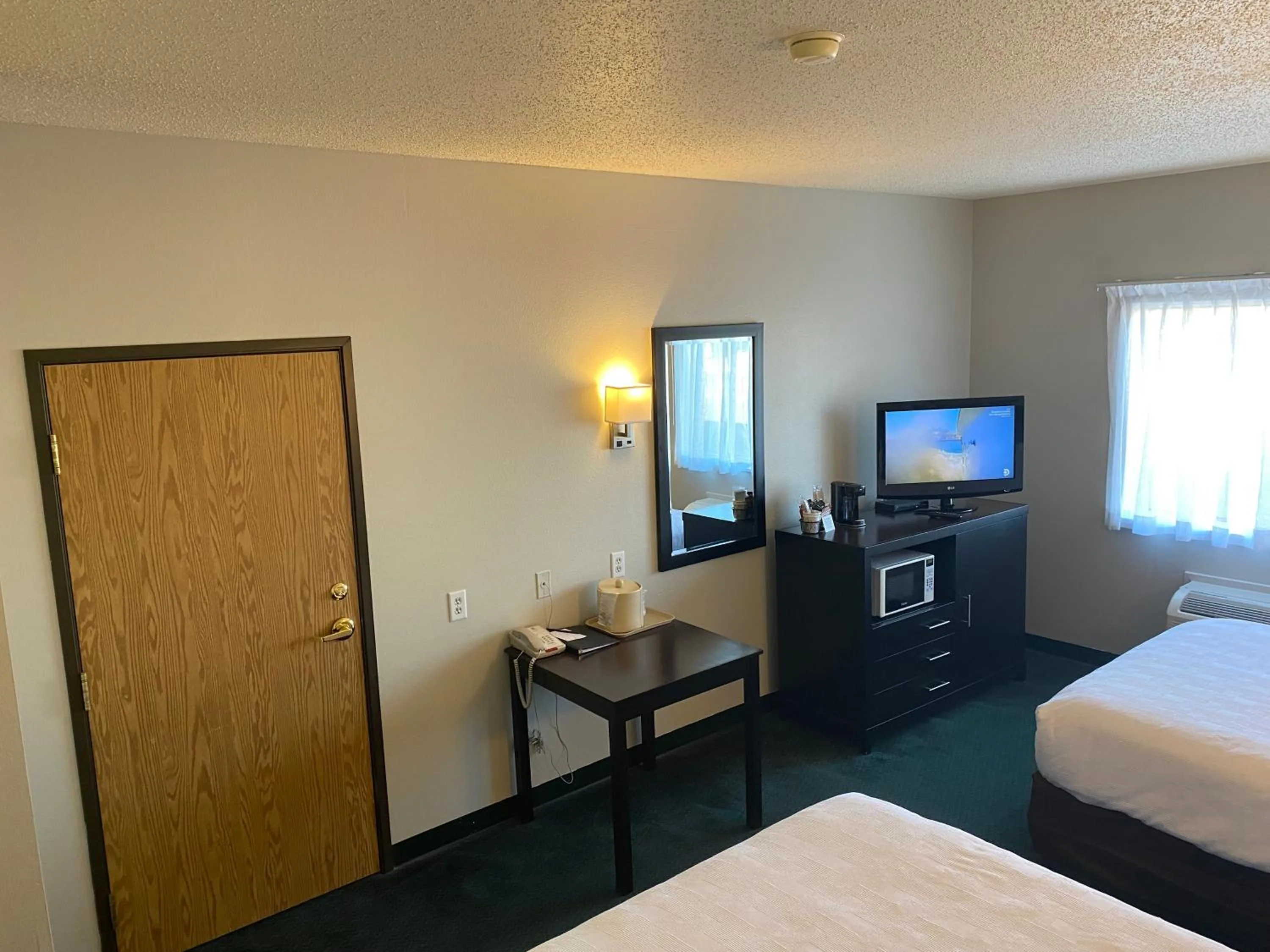 TV and multimedia, Bed in FairBridge Inn Express Tukwila