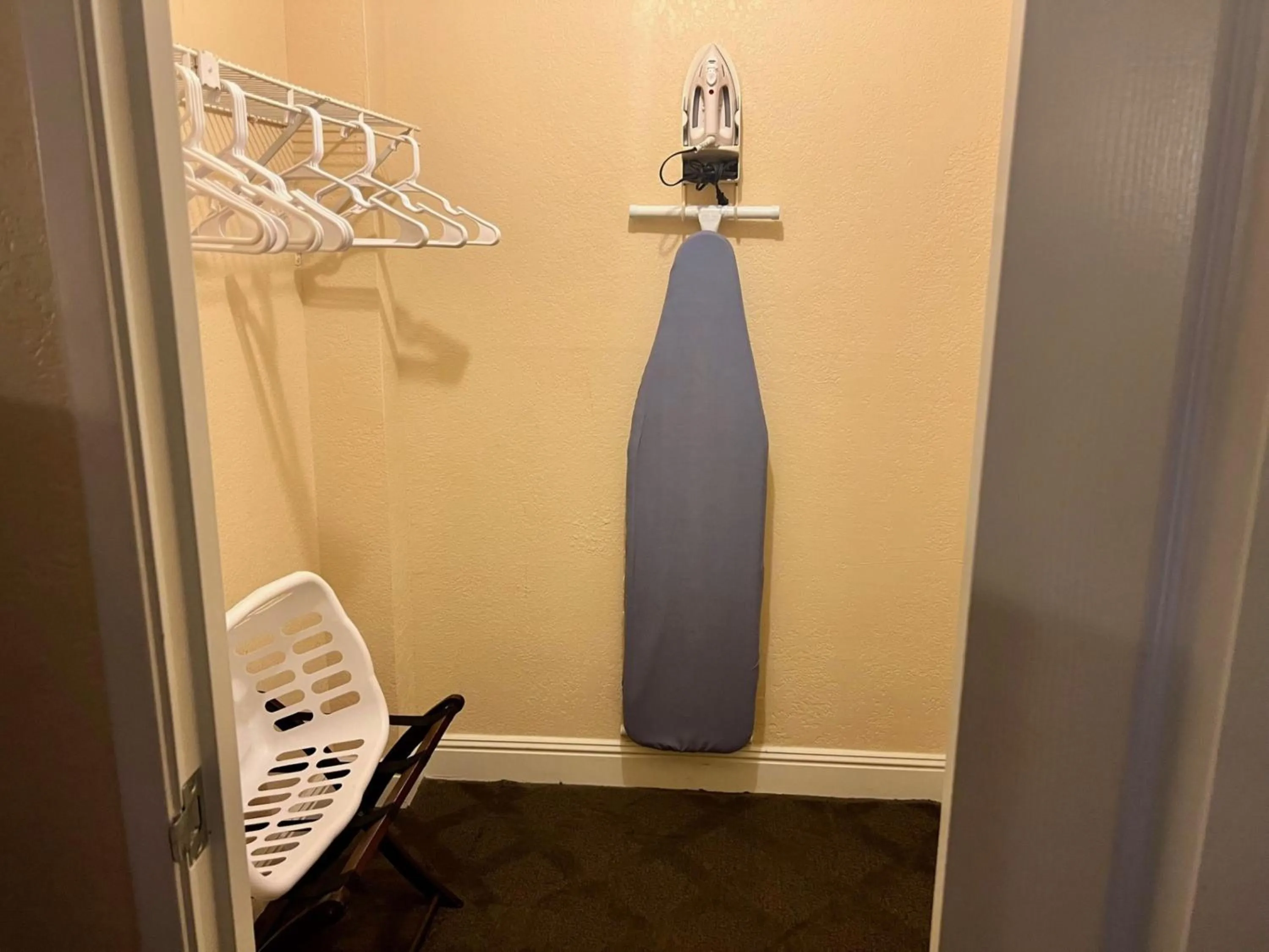 flat iron in Jockey Resort Suites Center Strip