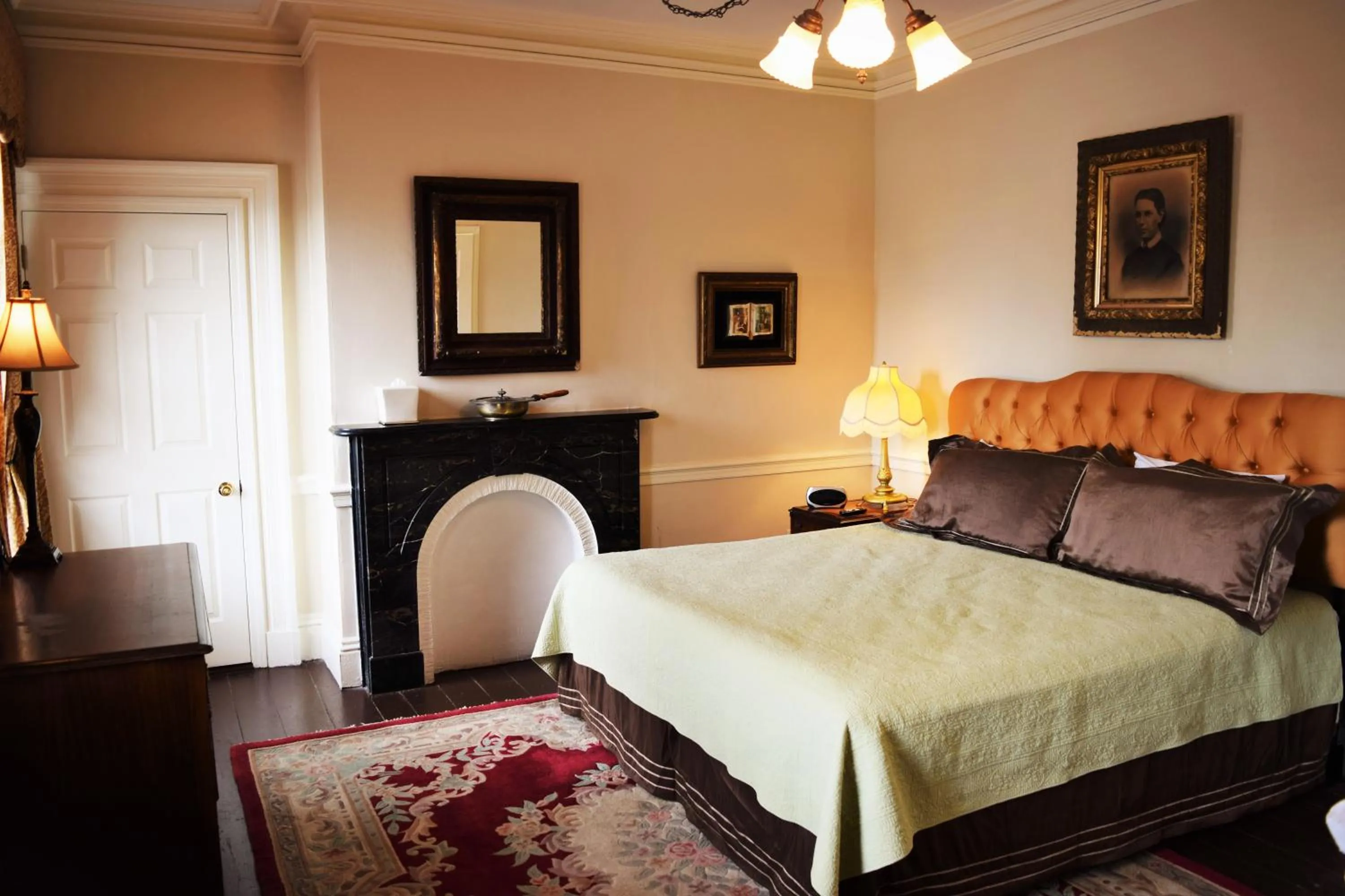 Bedroom, Bed in Inn on Bellevue