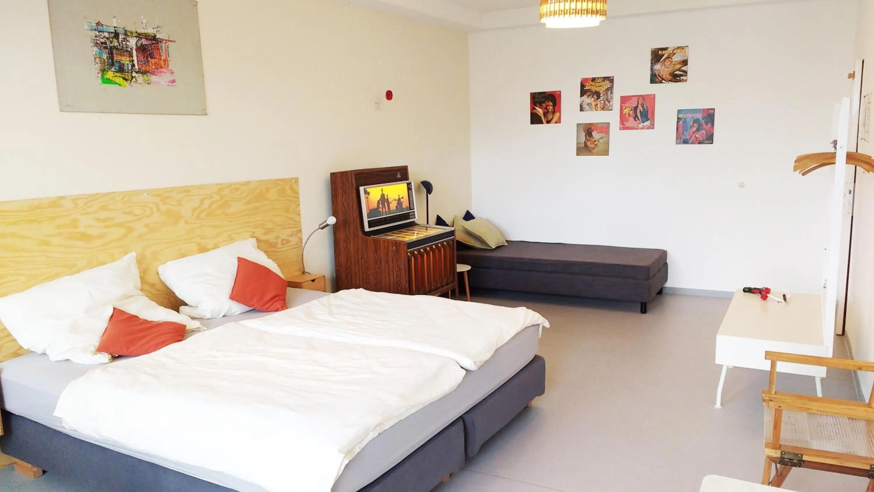 Photo of the whole room, Bed in Minitel