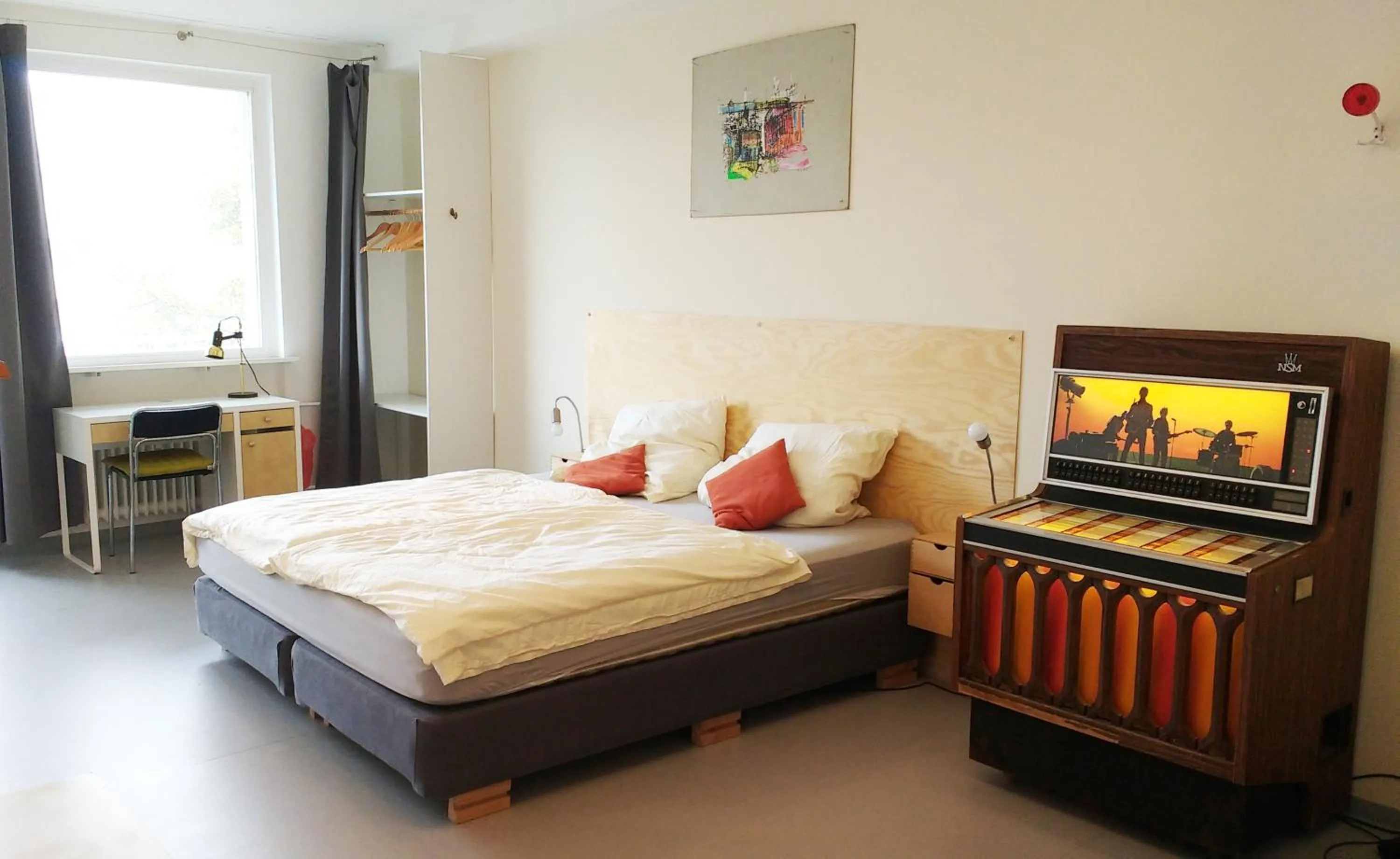 Photo of the whole room, Bed in Minitel