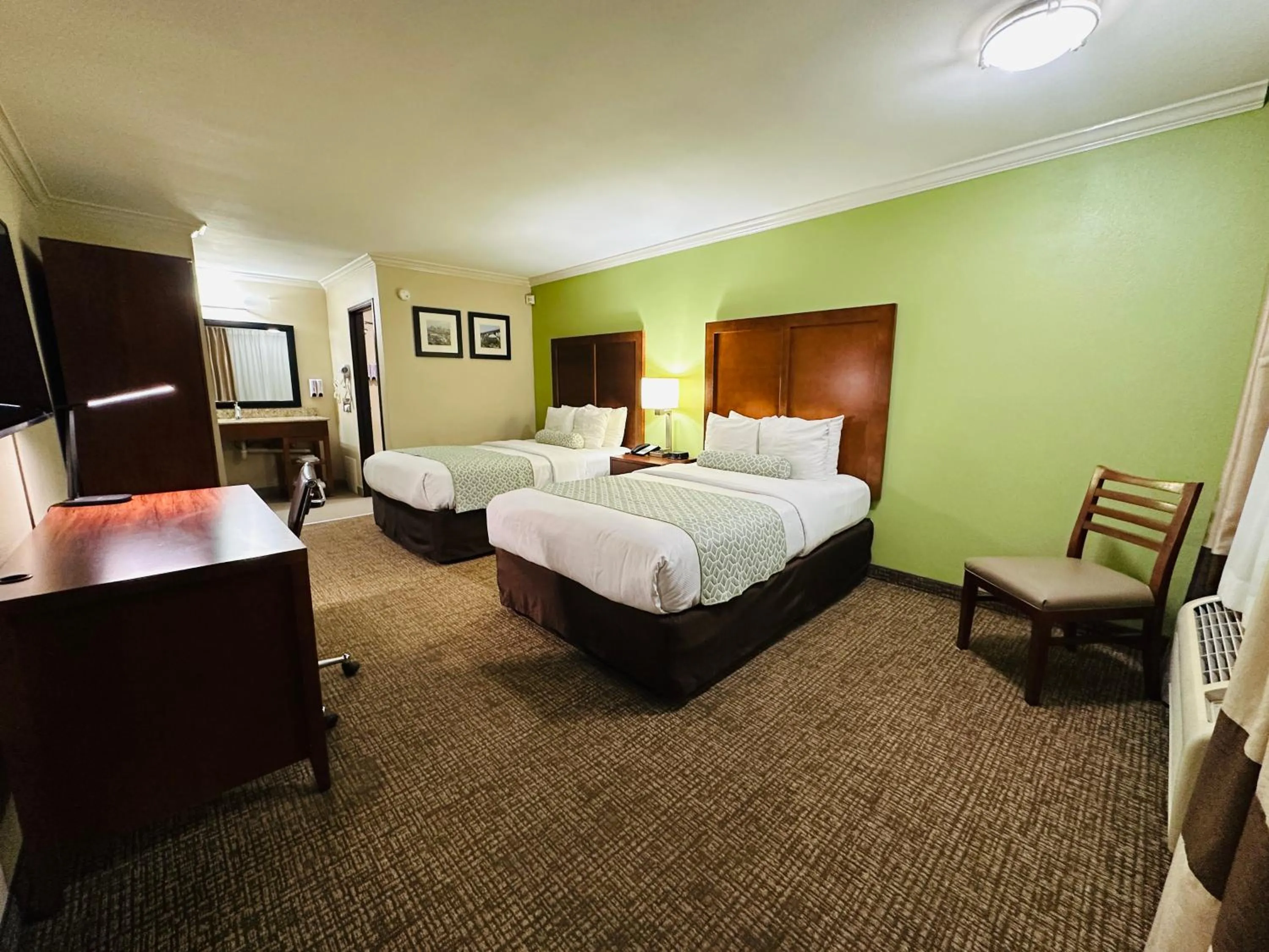 Bedroom, Bed in The Hills Inn Eagle Rock - Near Old Town Pasadena