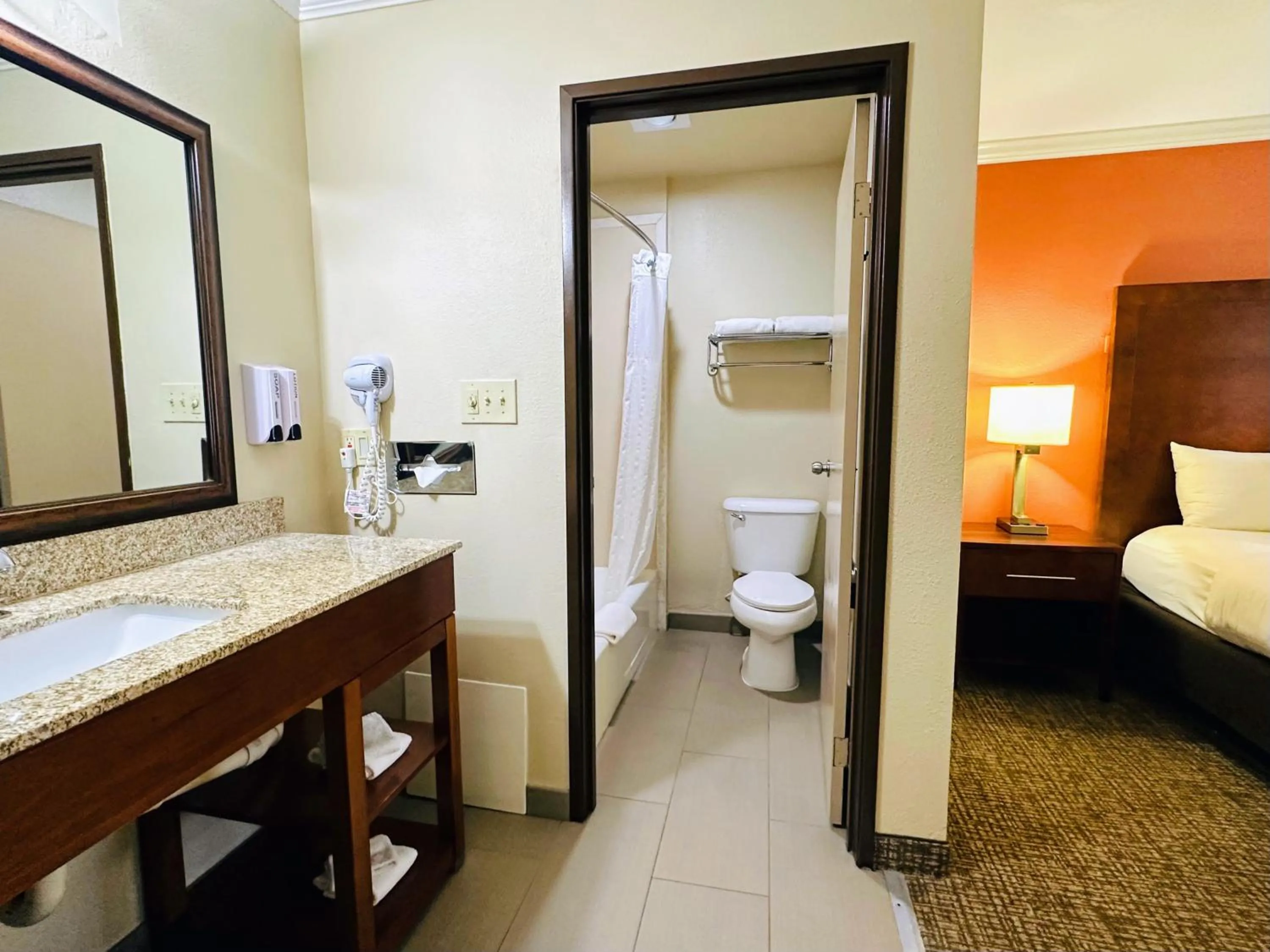 Bathroom, Bed in The Hills Inn Eagle Rock - Near Old Town Pasadena