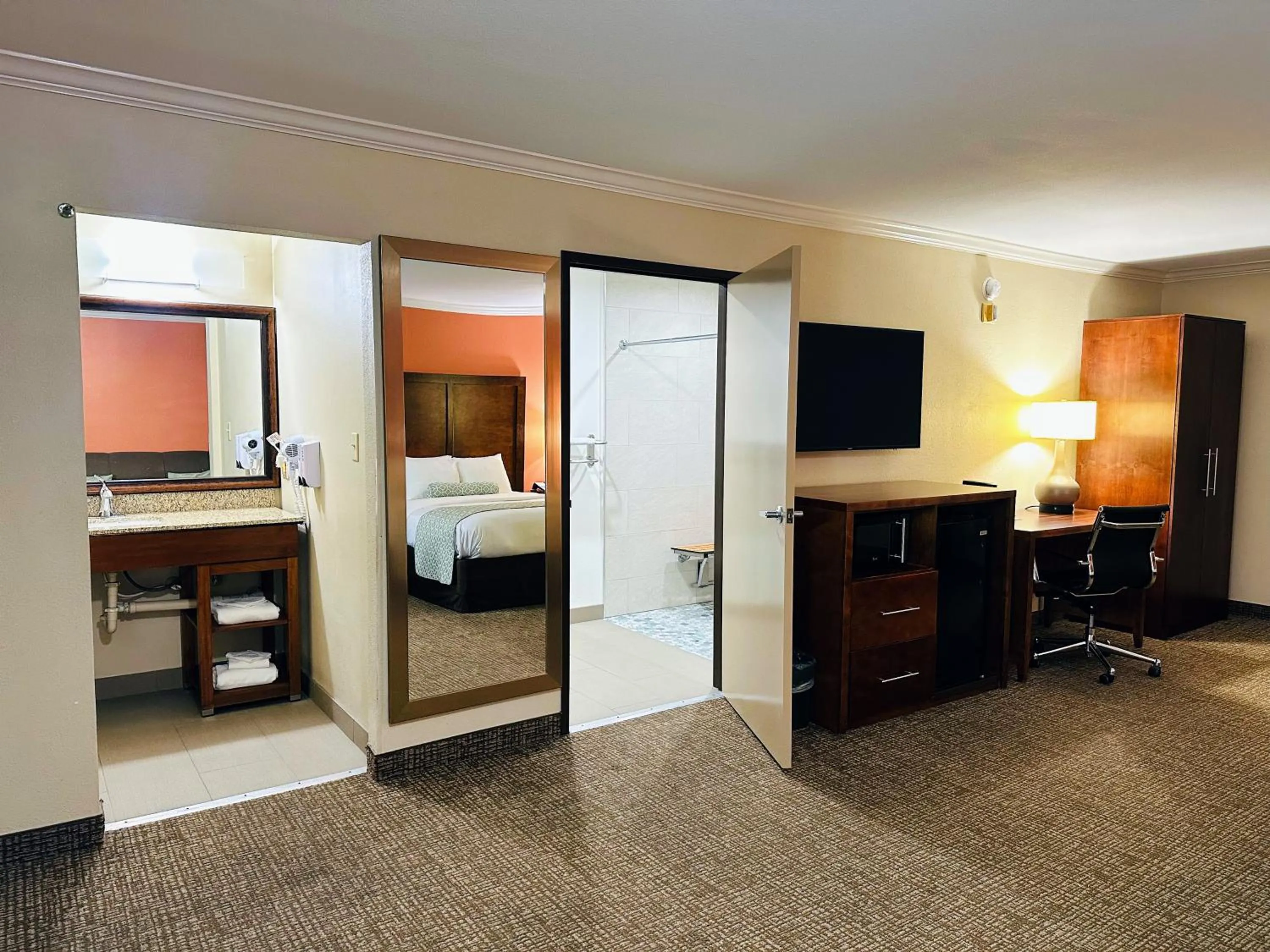 Bedroom, Bed in The Hills Inn Eagle Rock - Near Old Town Pasadena