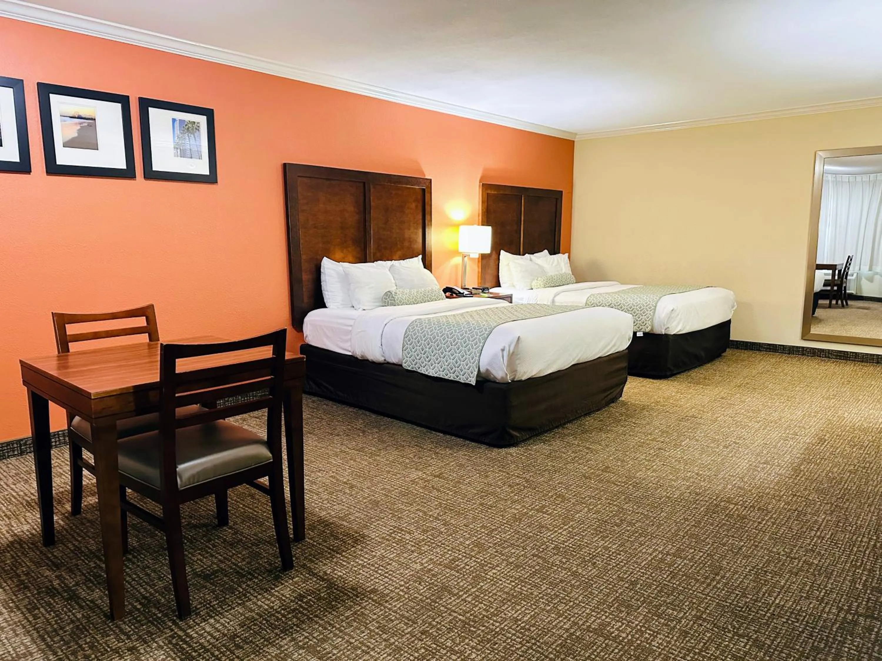 Seating area, Bed in The Hills Inn Eagle Rock - Near Old Town Pasadena