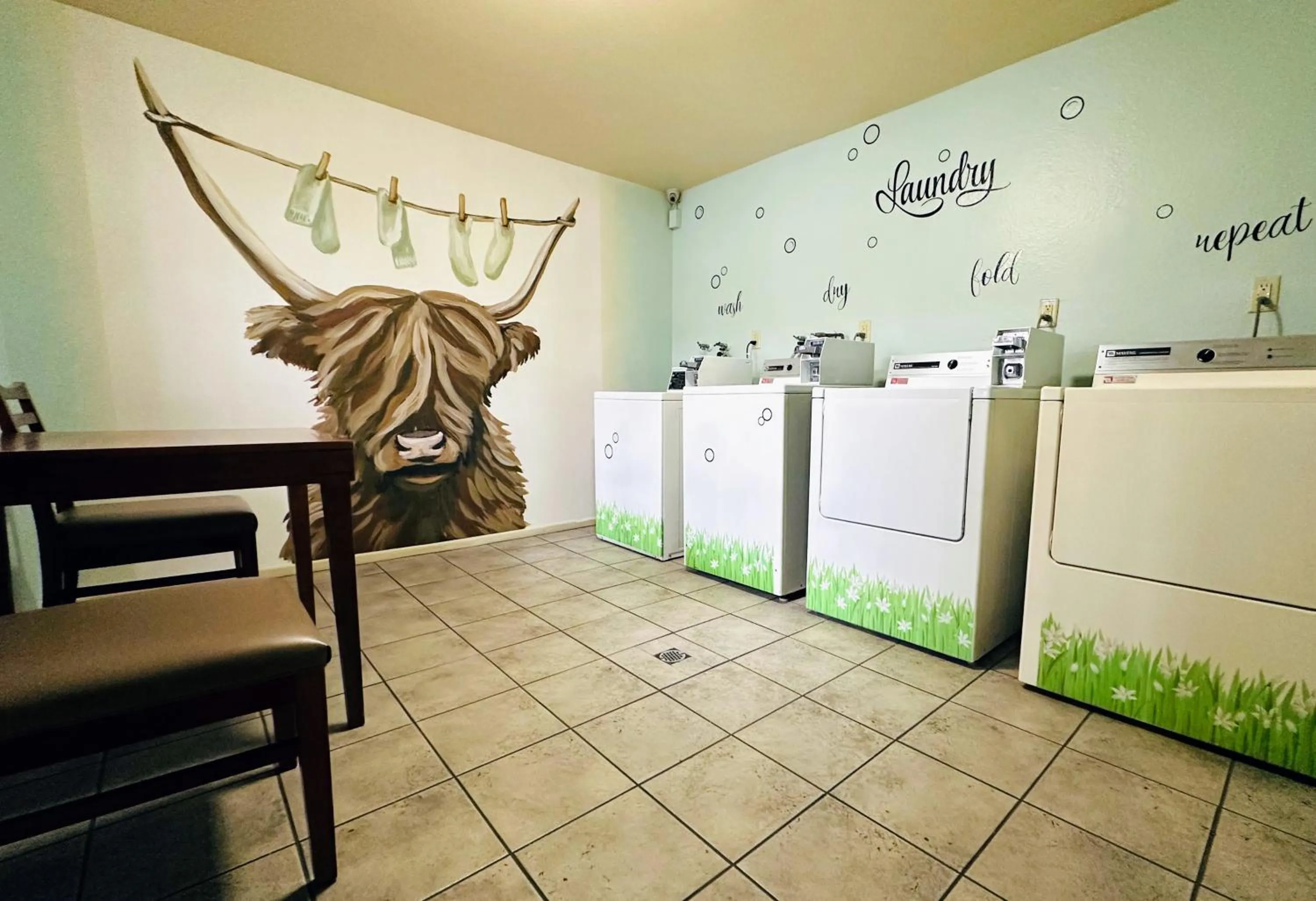 laundry in The Hills Inn Eagle Rock - Near Old Town Pasadena